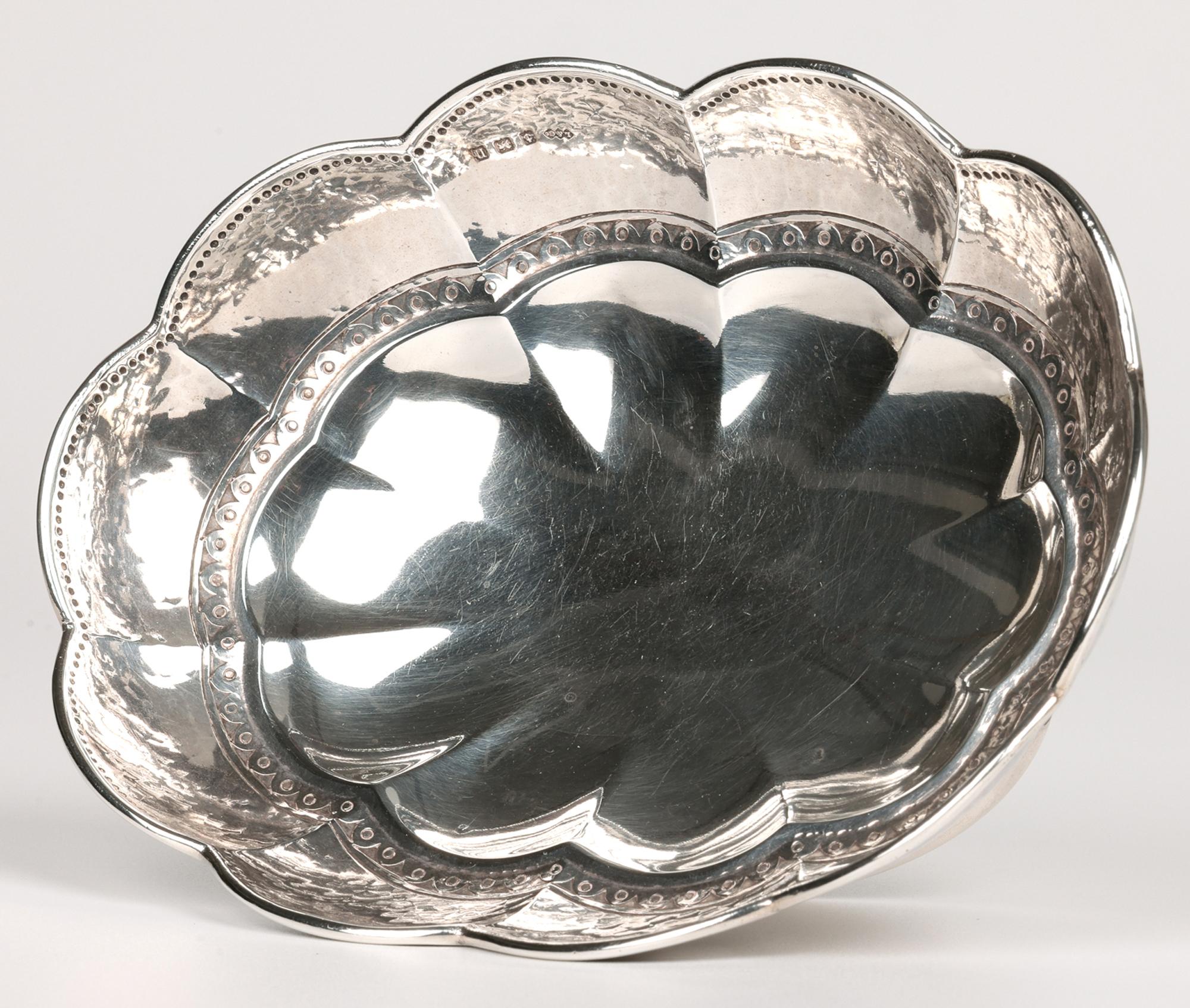 Inizio XX secolo Liberty & Co. Piatto da Bon Bon in argento con piedistallo 1912 in vendita