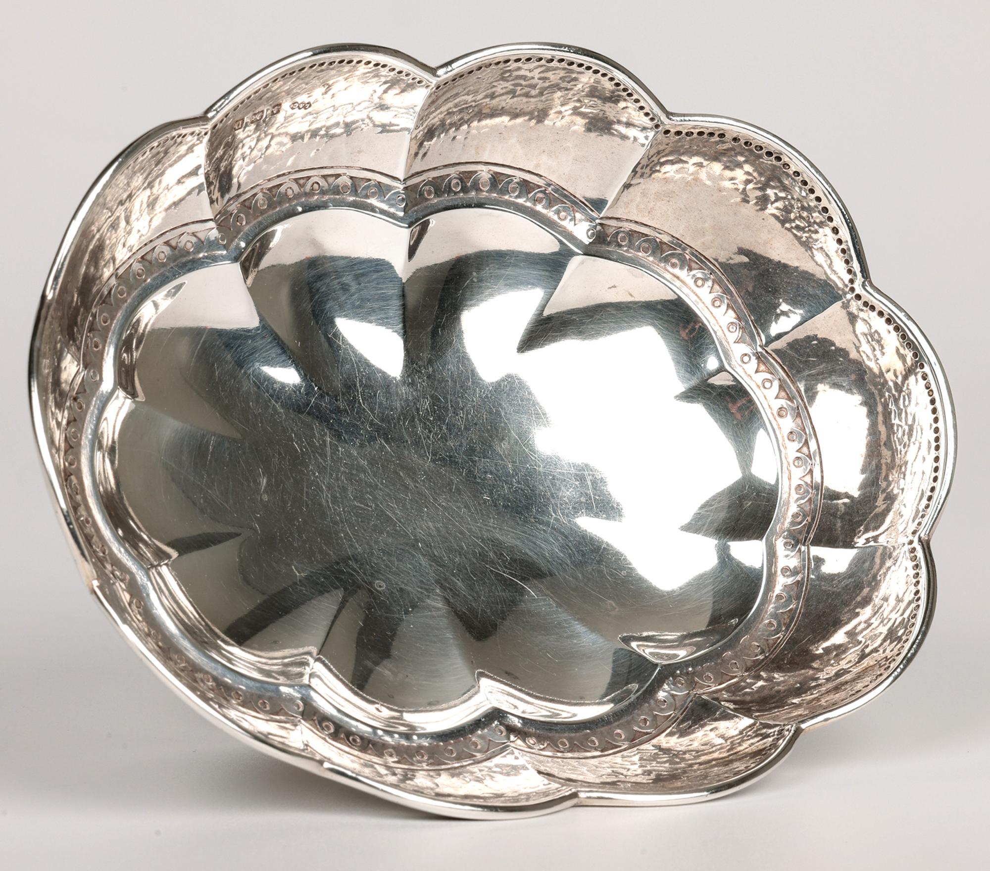 Liberty & Co. Piatto da Bon Bon in argento con piedistallo 1912 in vendita 1