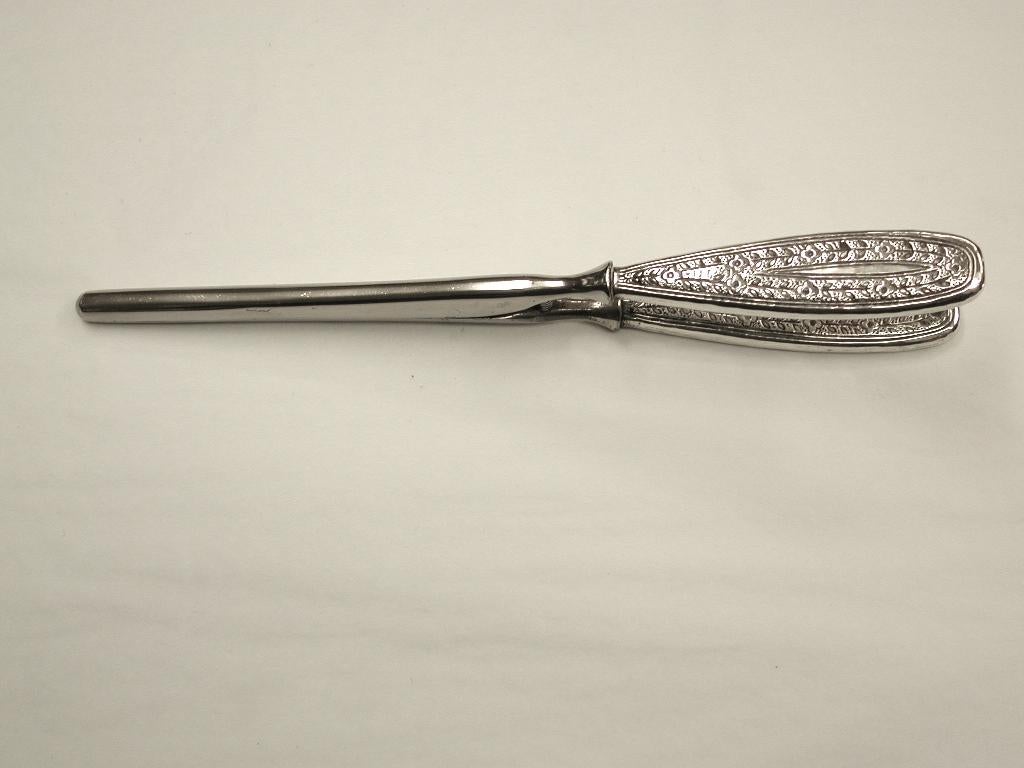 Liberty & Co. Arts & Crafts Stendi guanti in argento e gancio per bottoni, 1913
Splendido design in argento martellato e con motivi celtici, con accessori in acciaio.

  