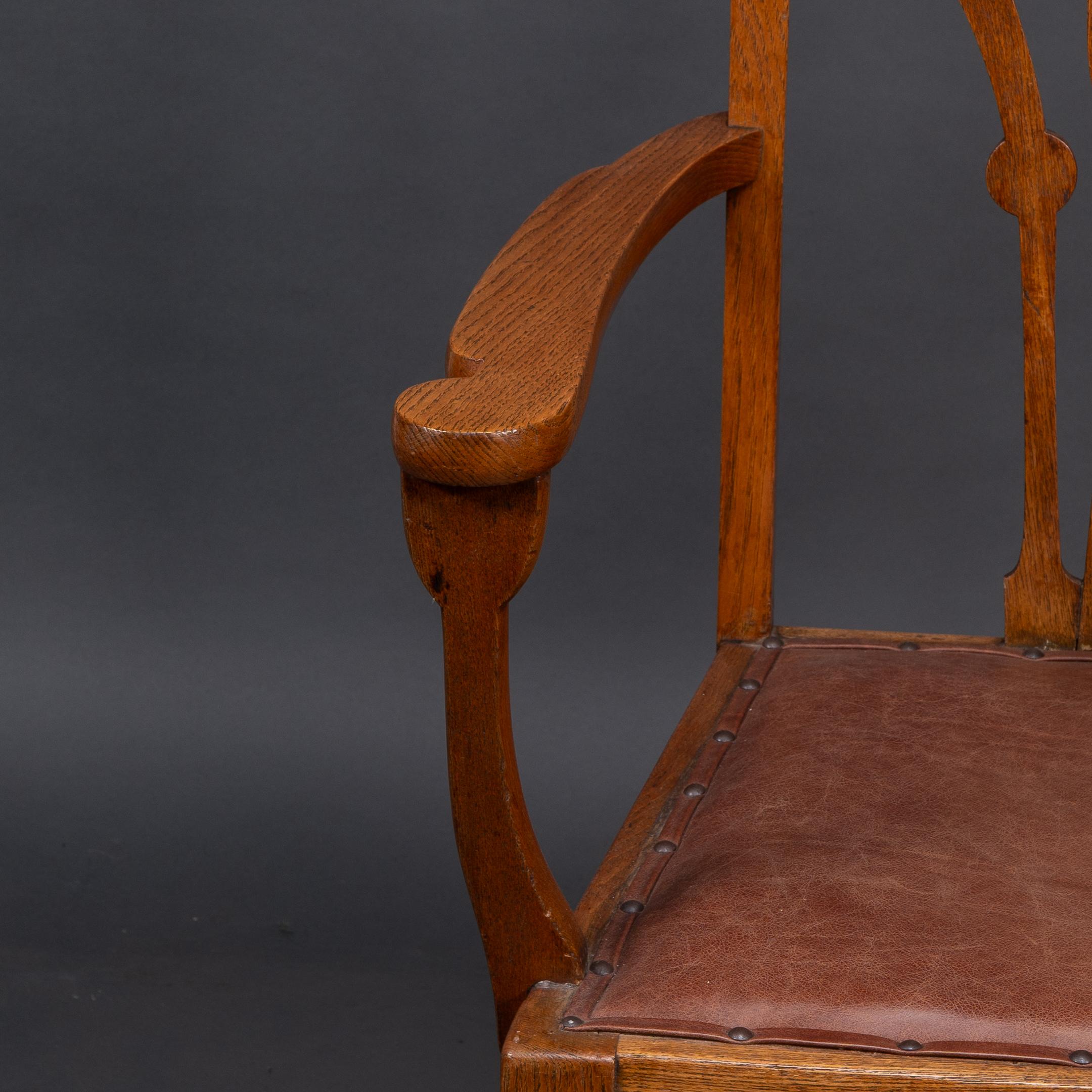 Liberty & Co fauteuil Arts & Crafts avec découpes en forme de cœur et détails floraux stylisés en vente 2
