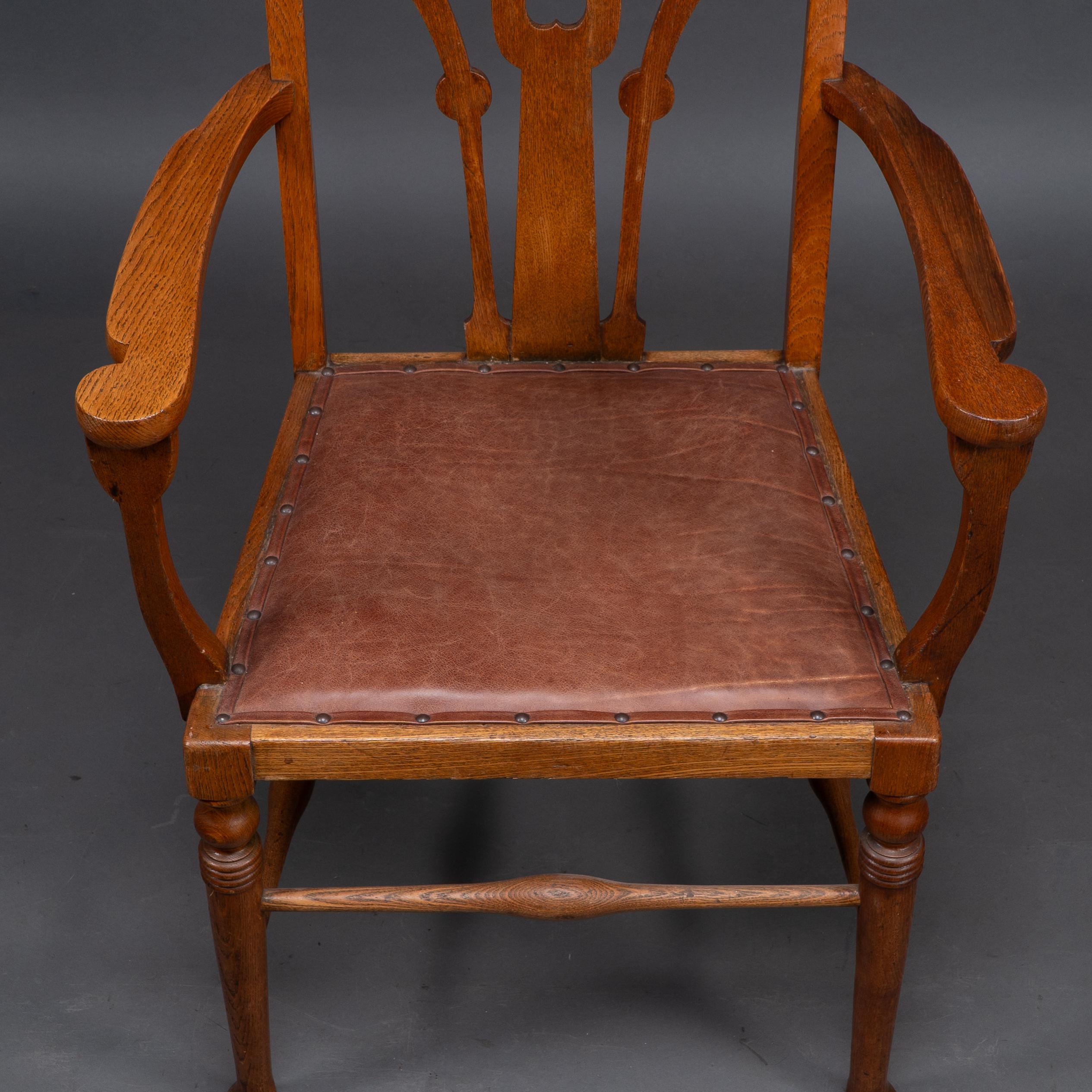 Liberty & Co fauteuil Arts & Crafts avec découpes en forme de cœur et détails floraux stylisés en vente 3