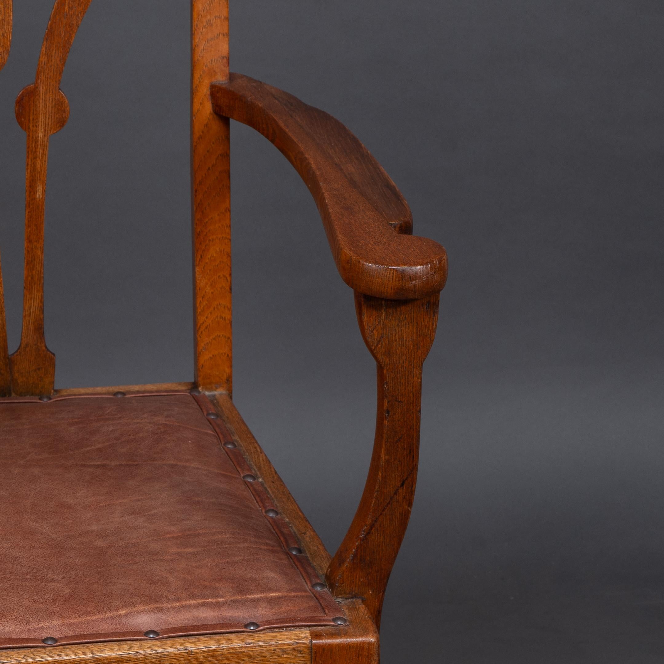Liberty & Co fauteuil Arts & Crafts avec découpes en forme de cœur et détails floraux stylisés en vente 4