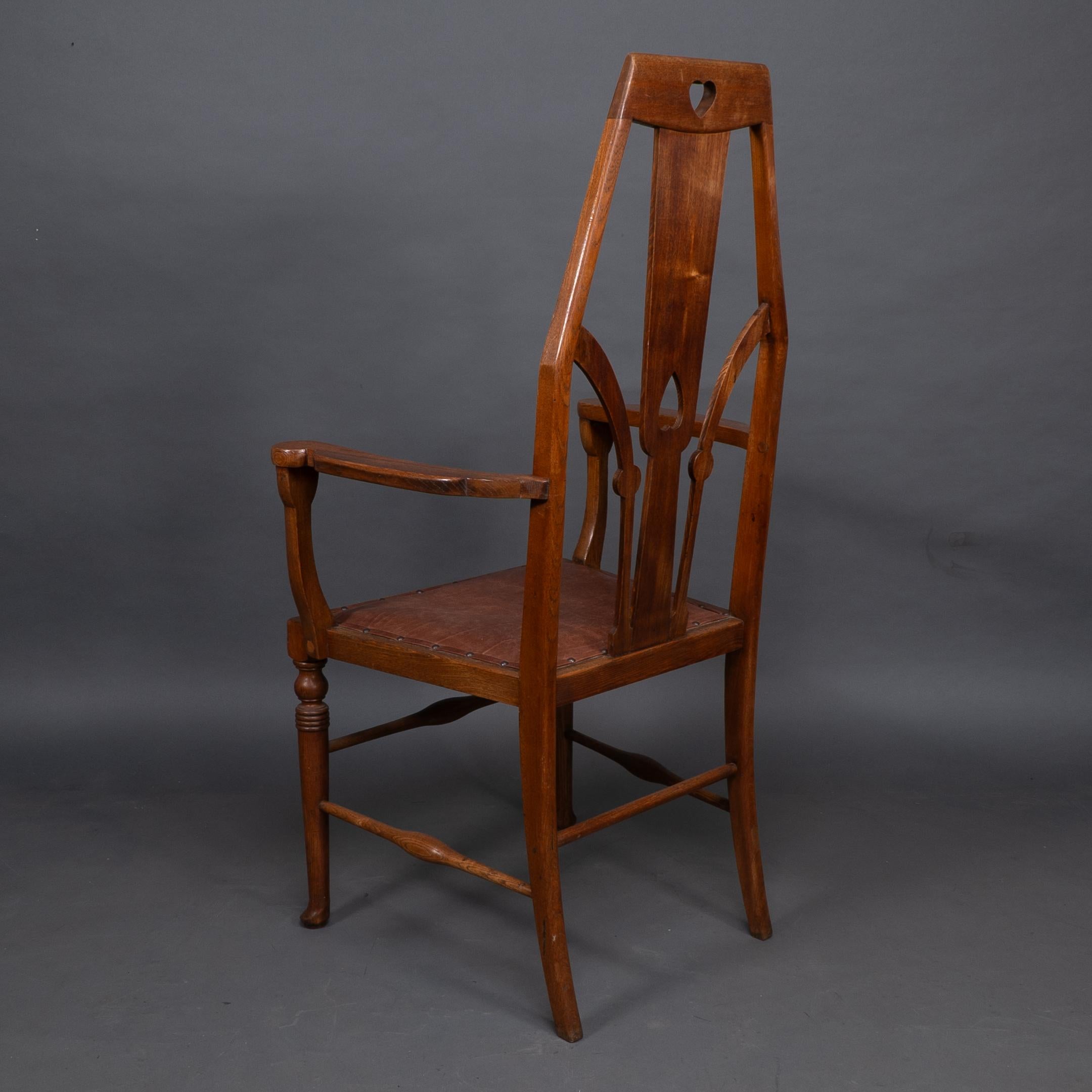 Liberty & Co fauteuil Arts & Crafts avec découpes en forme de cœur et détails floraux stylisés en vente 9