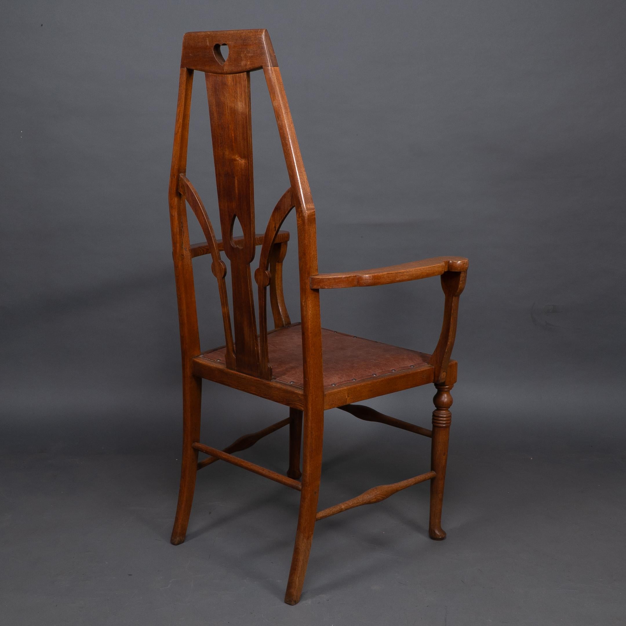 Liberty & Co fauteuil Arts & Crafts avec découpes en forme de cœur et détails floraux stylisés en vente 11