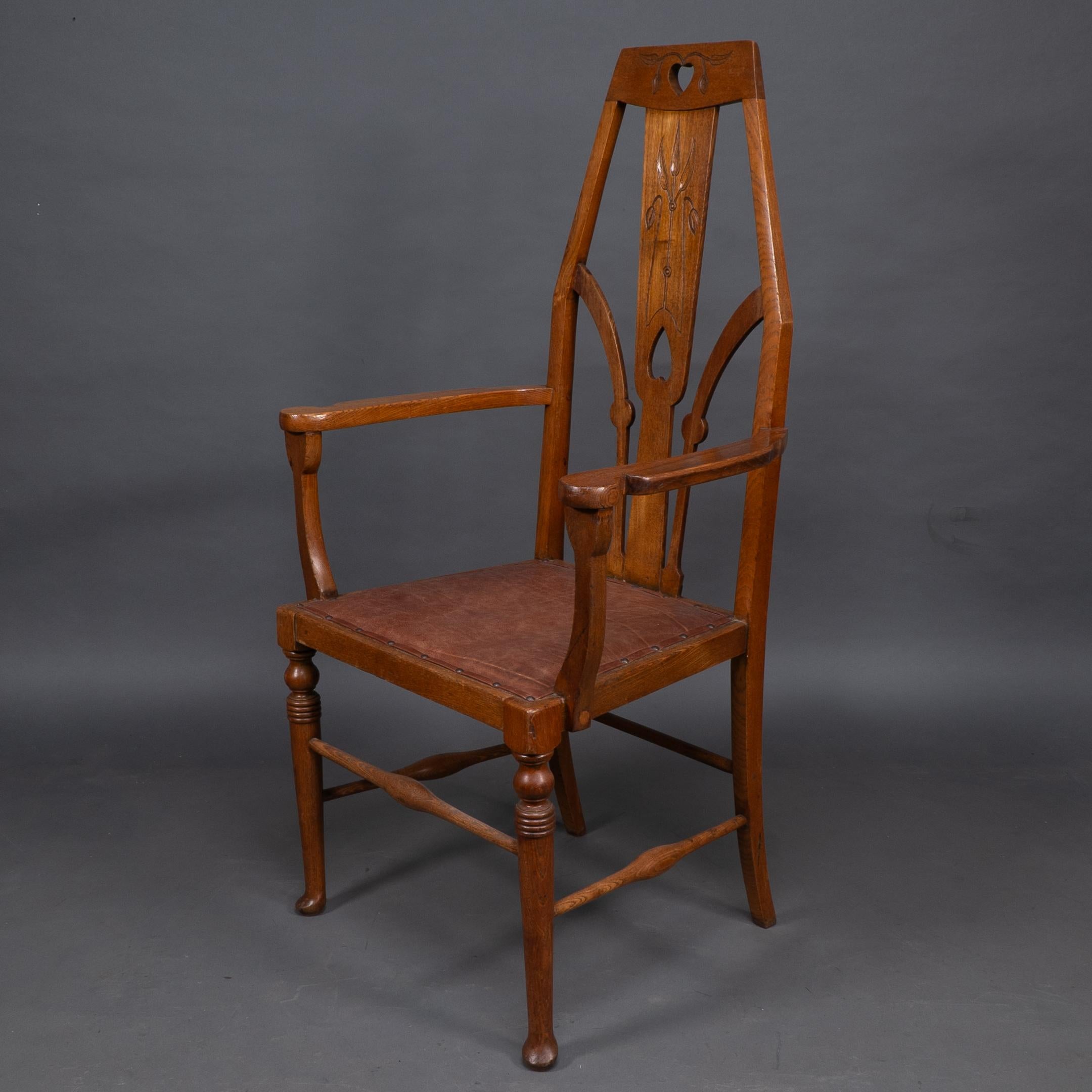 Arts and Crafts Liberty & Co fauteuil Arts & Crafts avec découpes en forme de cœur et détails floraux stylisés en vente