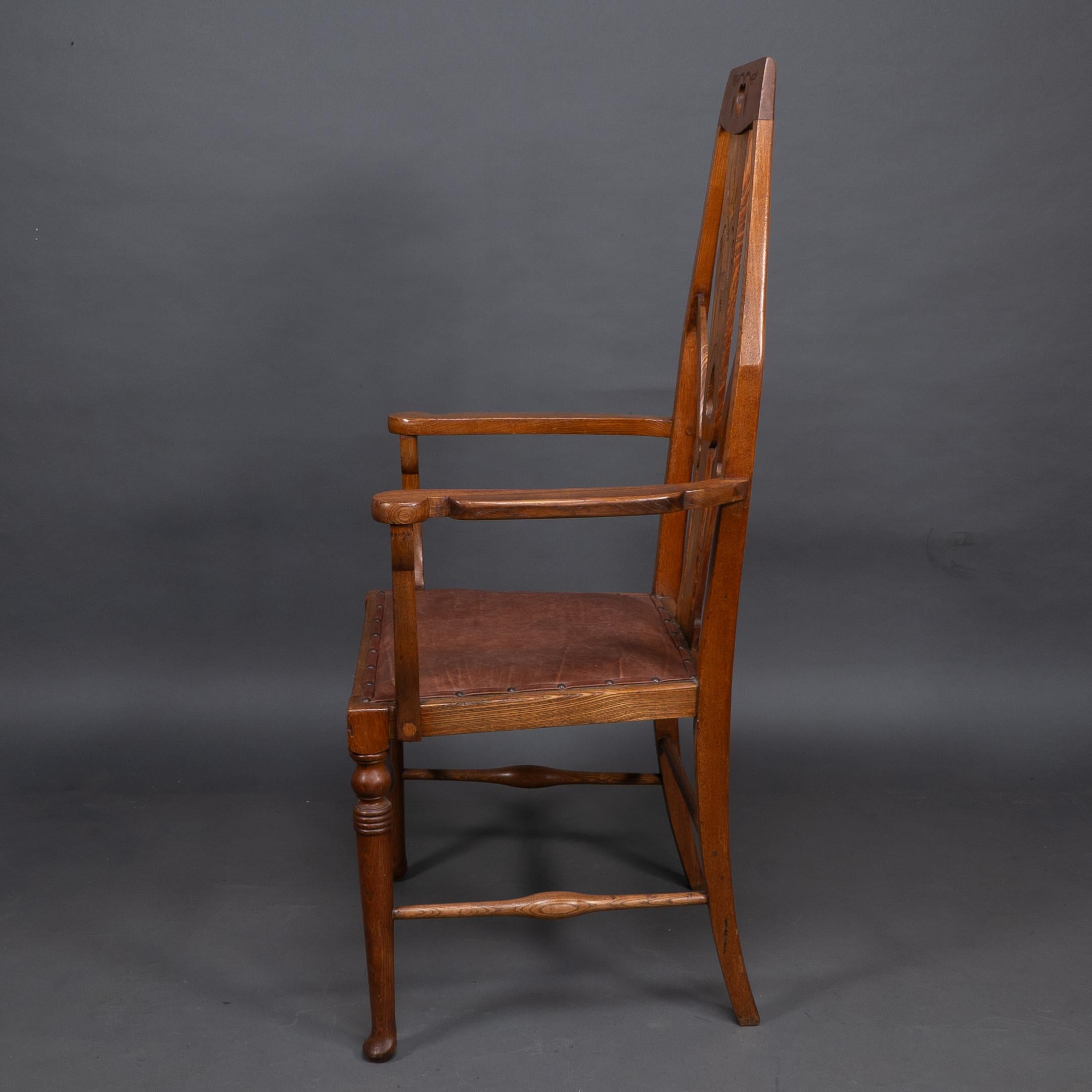 Anglais Liberty & Co fauteuil Arts & Crafts avec découpes en forme de cœur et détails floraux stylisés en vente