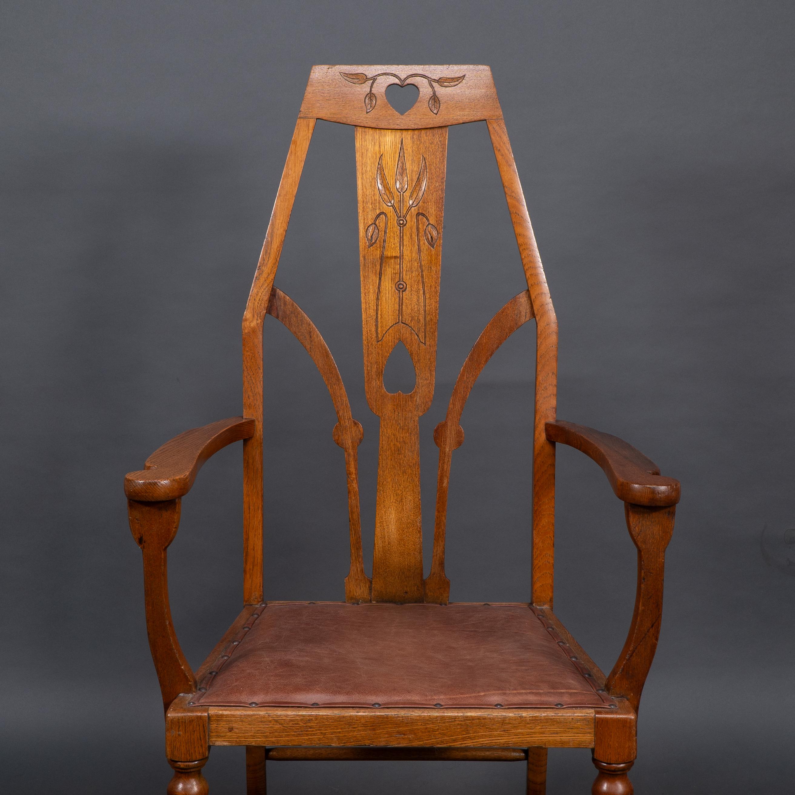 Liberty & Co fauteuil Arts & Crafts avec découpes en forme de cœur et détails floraux stylisés Bon état - En vente à London, GB