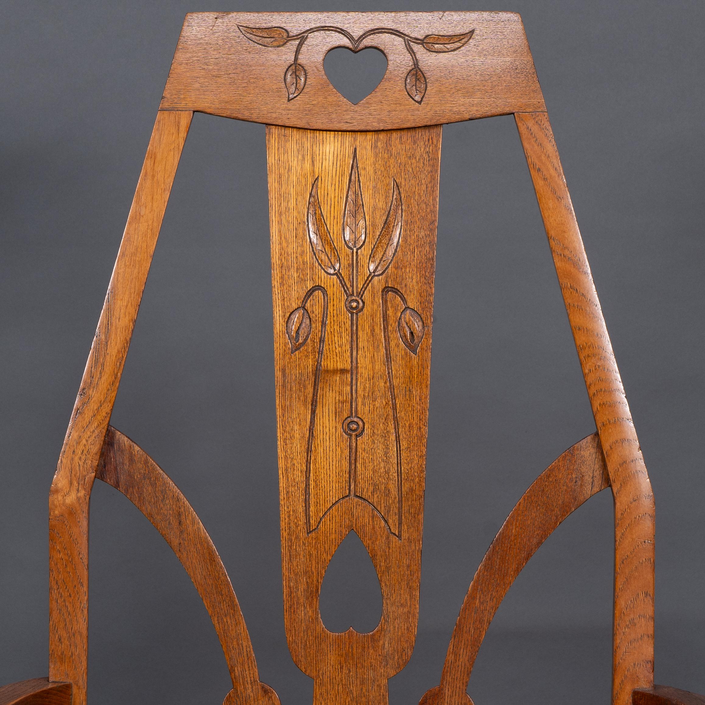 Début du 20ème siècle Liberty & Co fauteuil Arts & Crafts avec découpes en forme de cœur et détails floraux stylisés en vente