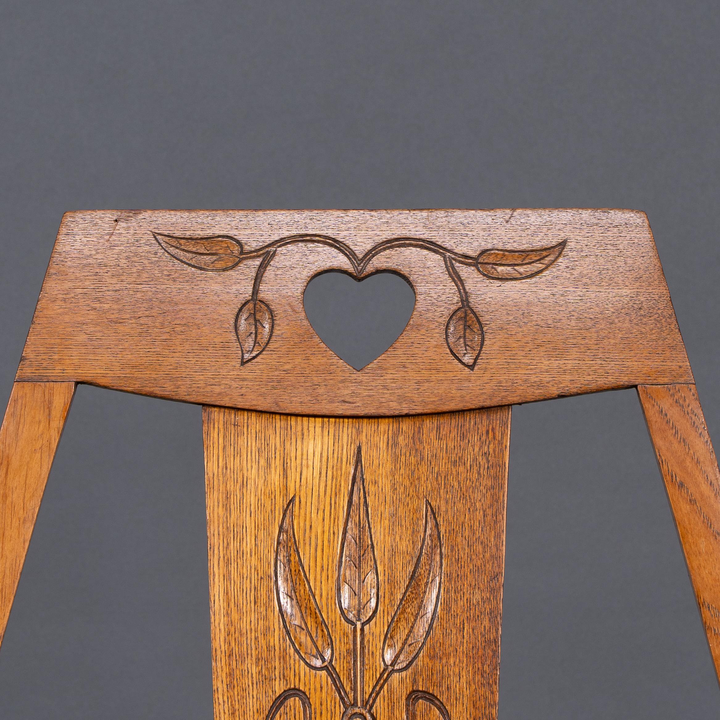 Chêne Liberty & Co fauteuil Arts & Crafts avec découpes en forme de cœur et détails floraux stylisés en vente