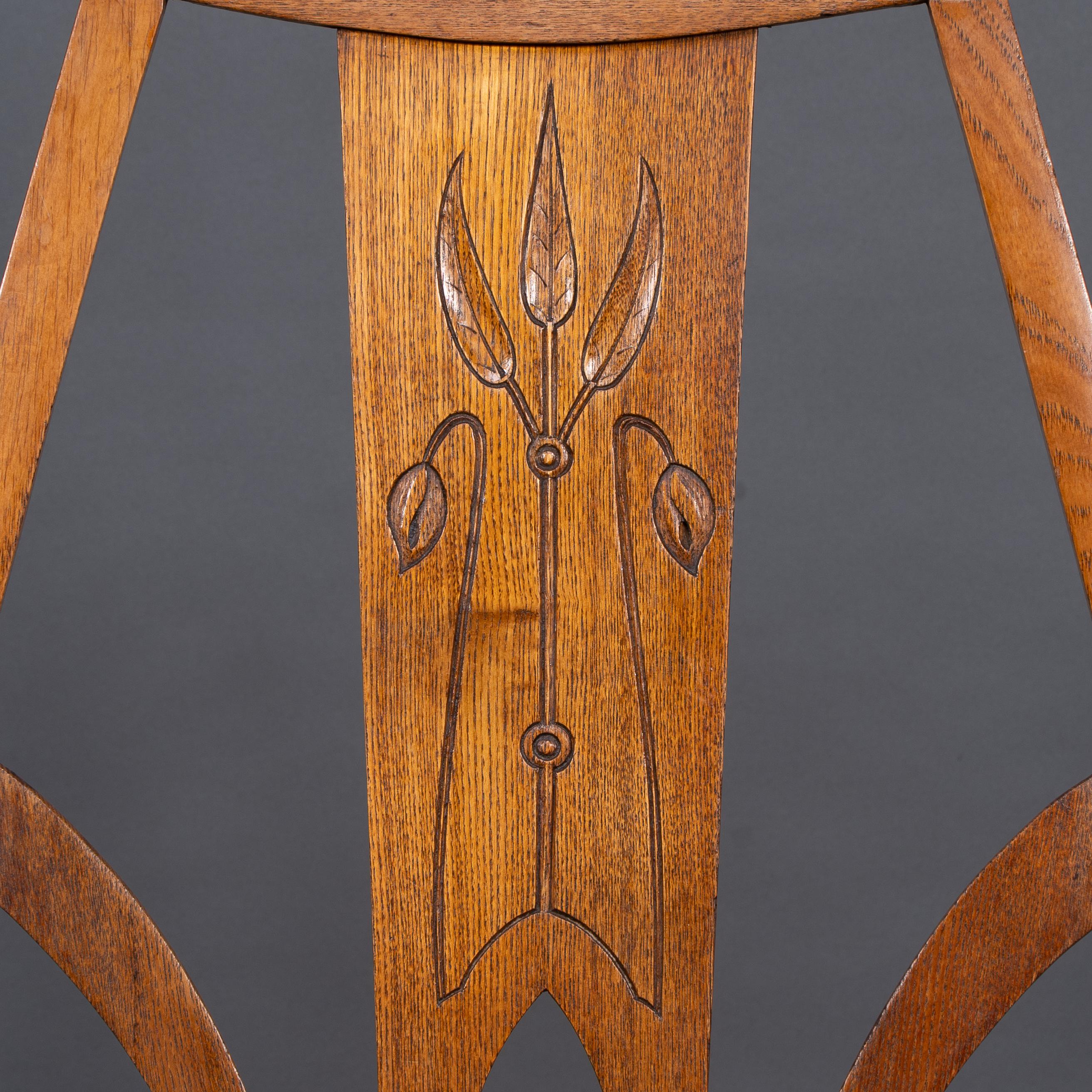Liberty & Co fauteuil Arts & Crafts avec découpes en forme de cœur et détails floraux stylisés en vente 1
