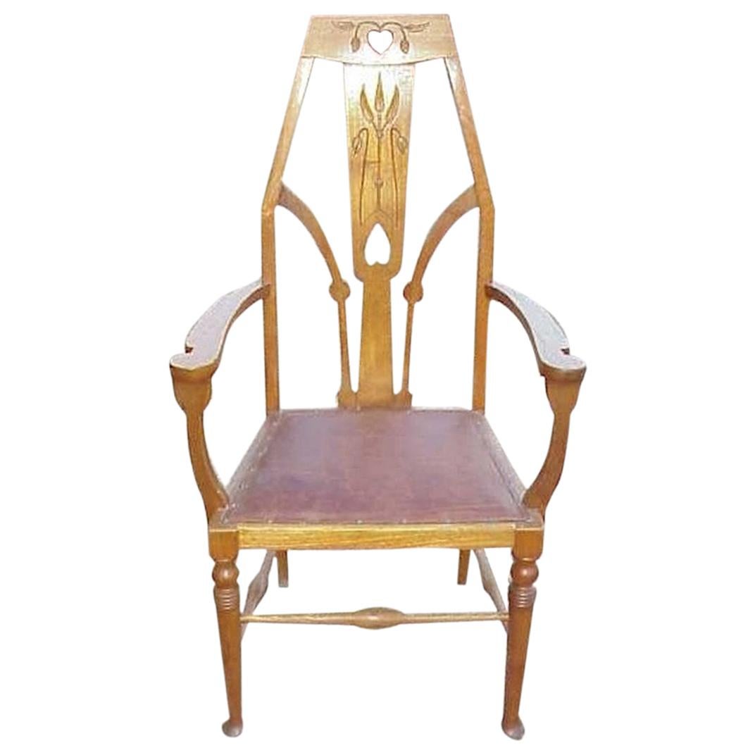 Liberty & Co fauteuil Arts & Crafts avec découpes en forme de cœur et détails floraux stylisés