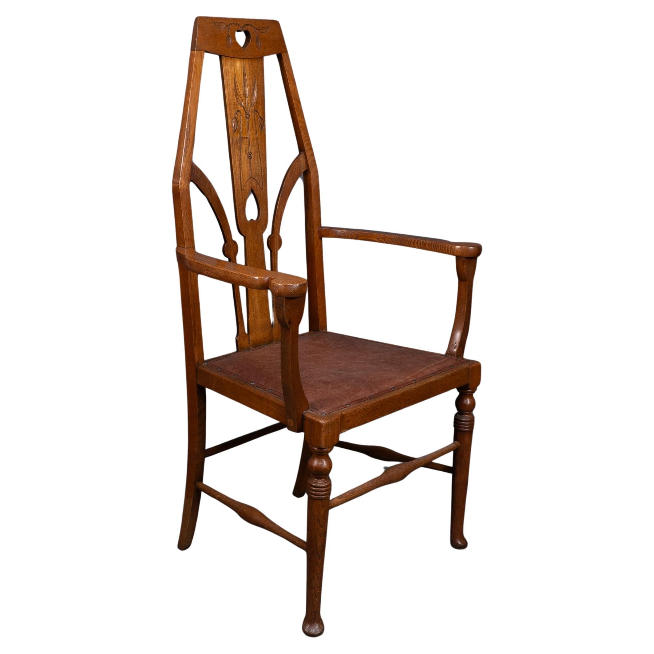 Liberty & Co Arts & Crafts Sessel mit Herzausschnitten und stilisierten Blumendetails