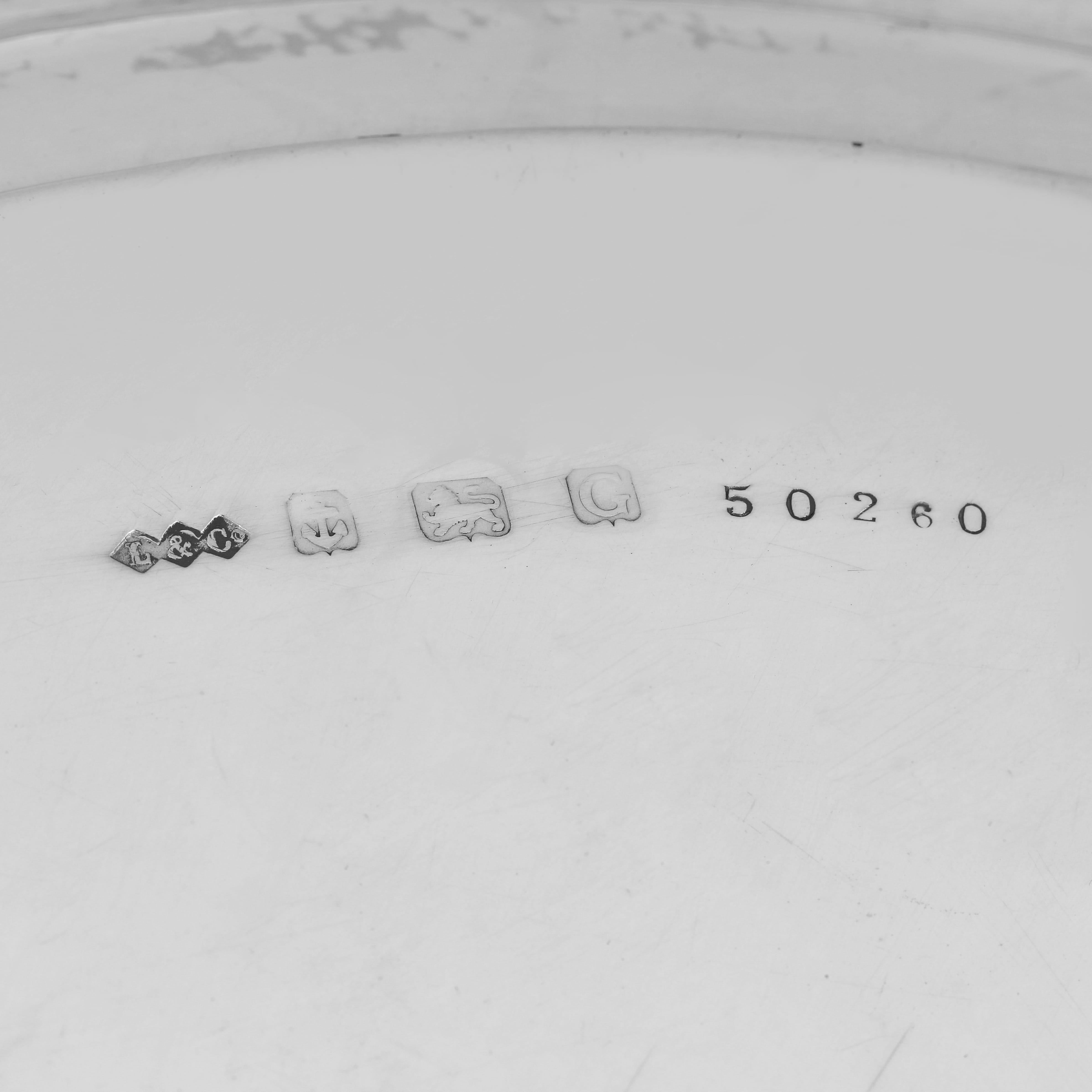 Liberty & Co. Arts & crafts design sterling silver serving tray made in 1931 In Good Condition For Sale In London, London