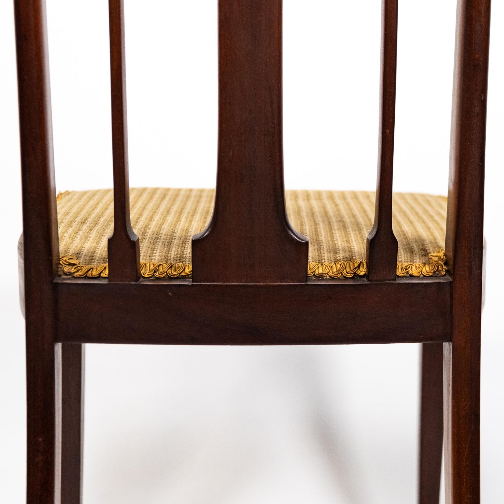 Liberty & Co. Arts & Crafts Mahagoni-Stuhl mit Blumenintarsien aus Obstholz im Zustand „Gut“ im Angebot in London, GB