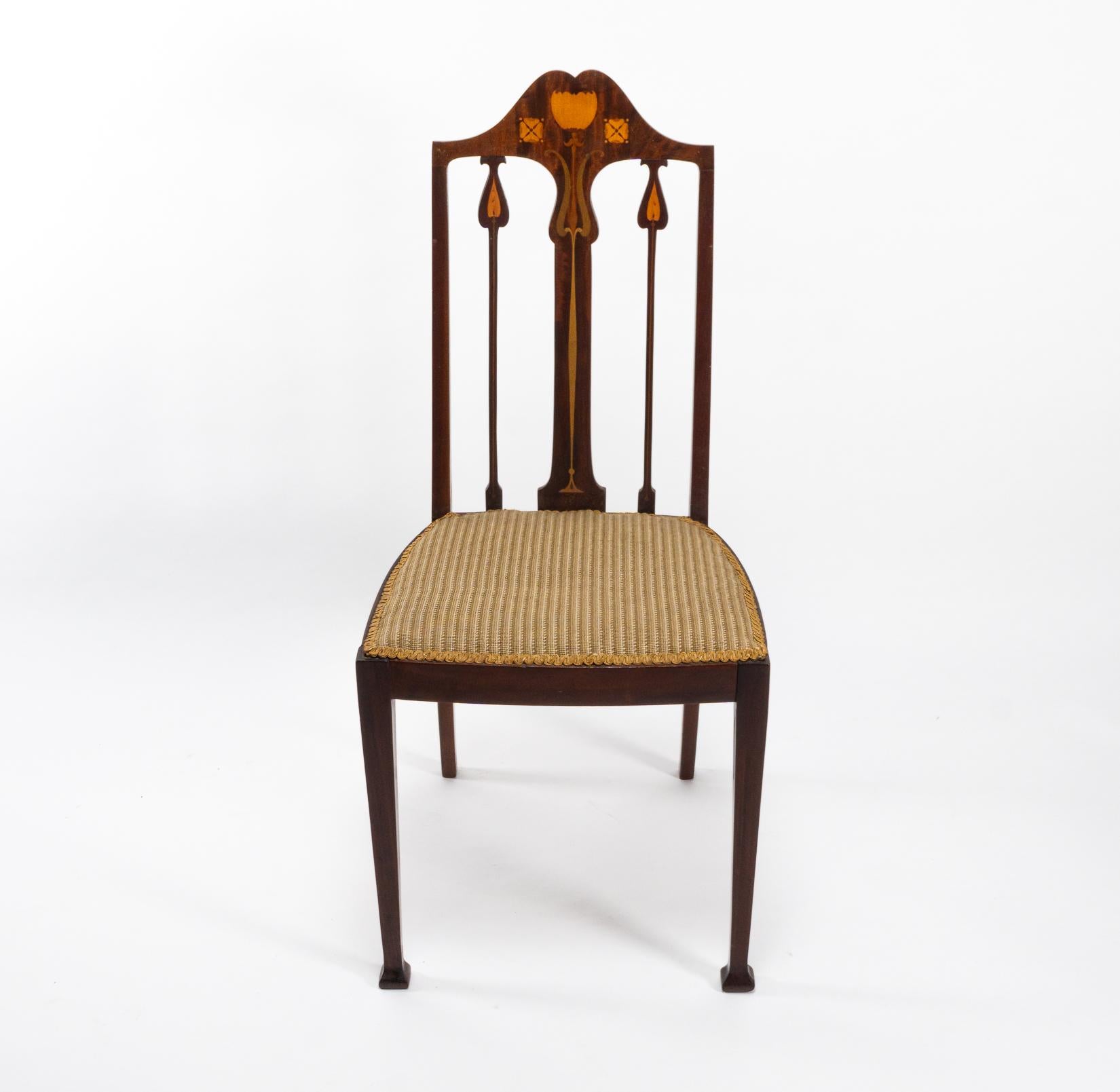 Liberty & Co. Arts & Crafts Mahagoni-Stuhl mit Blumenintarsien aus Obstholz im Angebot 1