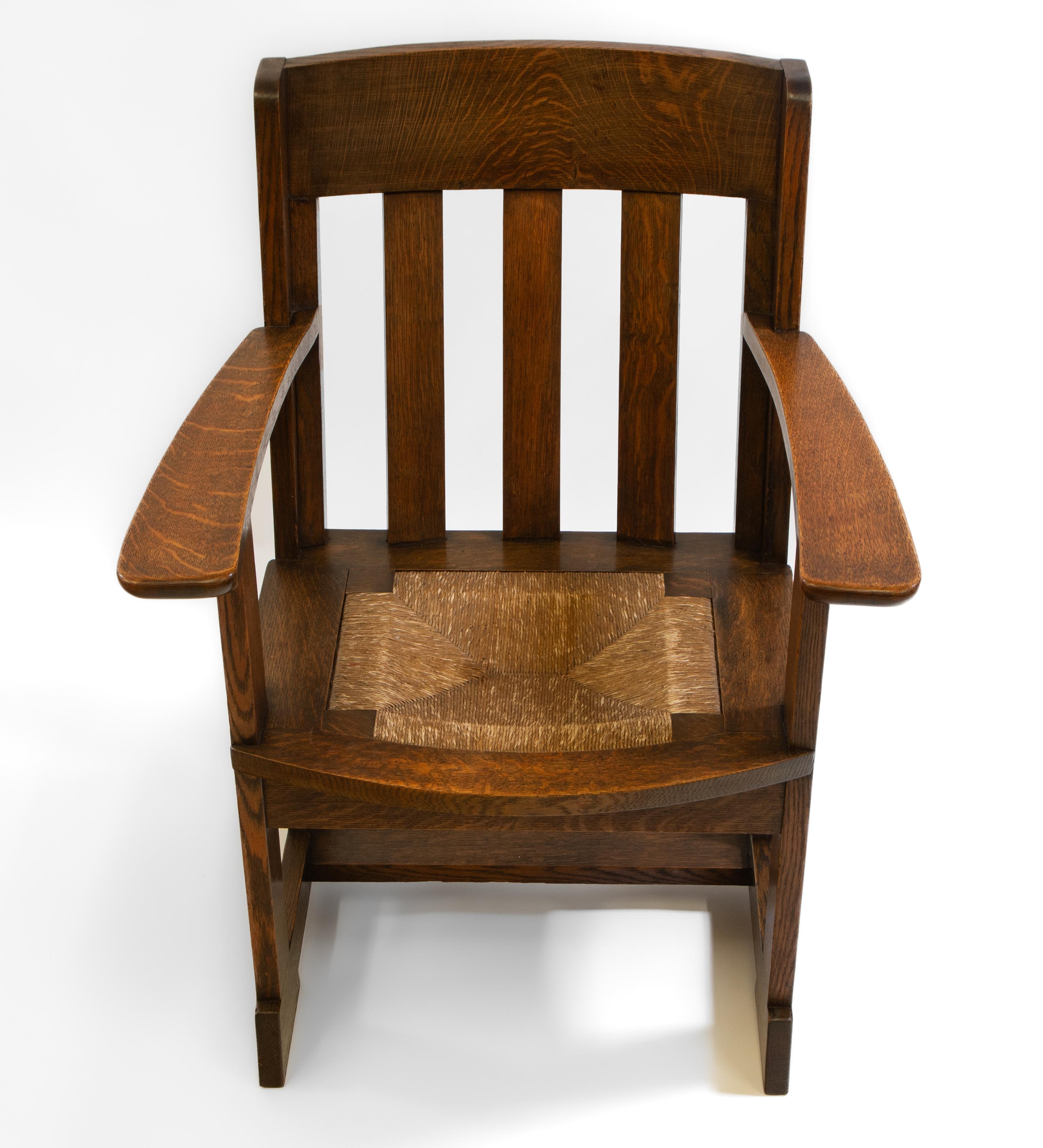 Liberty & Co Athelstan Arts and Crafts-Sessel aus Eichenholz  (Binse) im Angebot