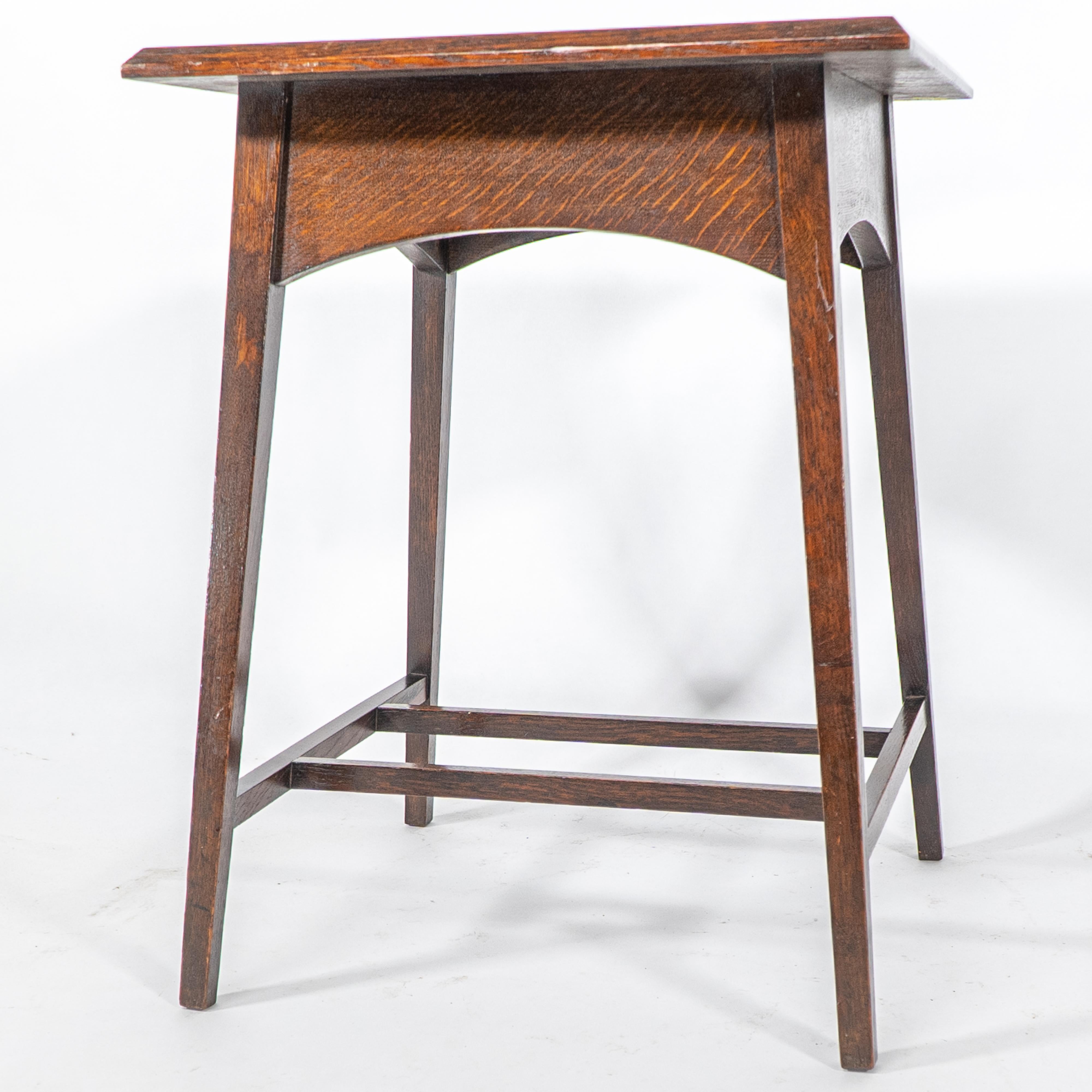 Liberty & Co attr. Una mesa auxiliar de roble Arts & Crafts de buena calidad y bien diseñada en venta 3