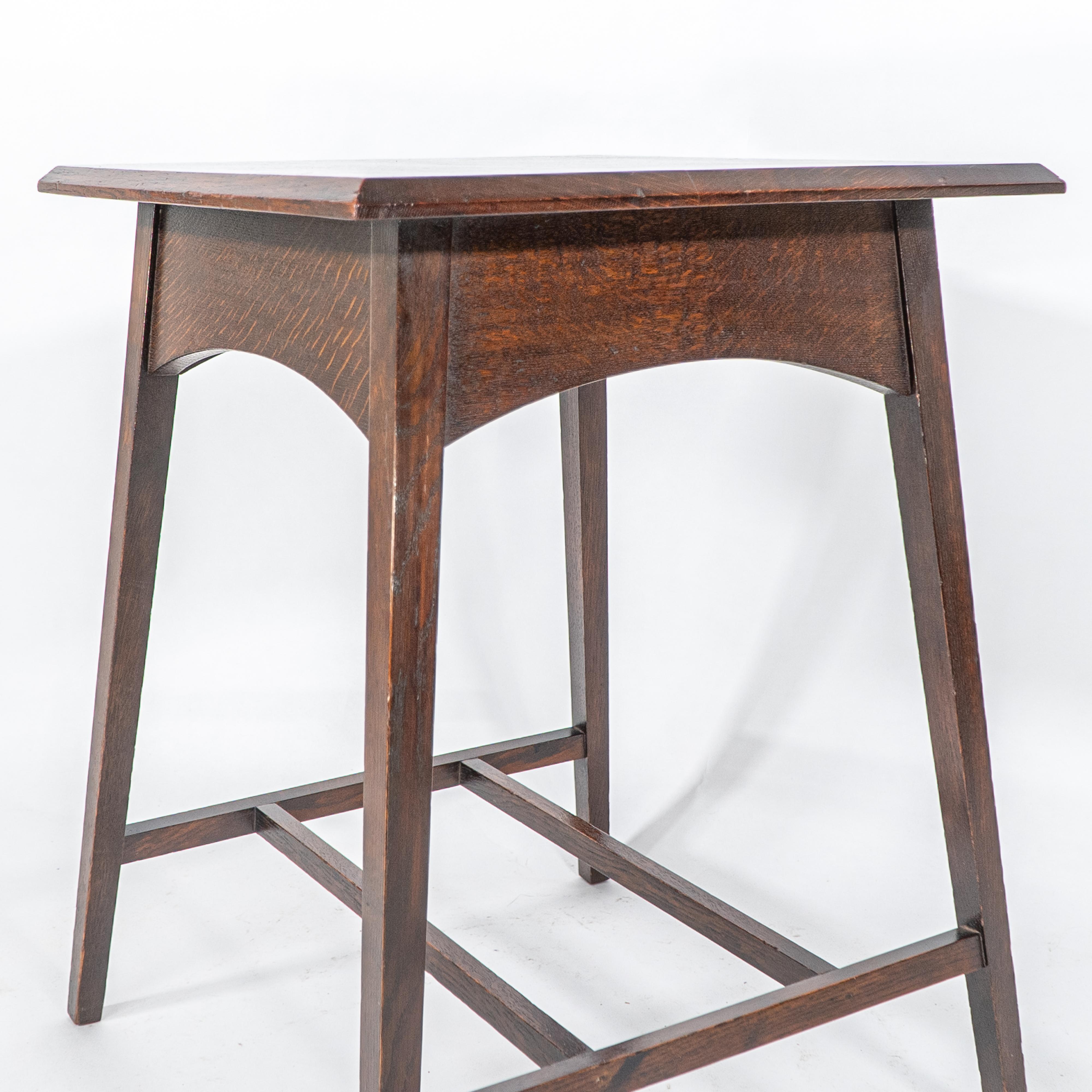 Liberty & Co attr. Una mesa auxiliar de roble Arts & Crafts de buena calidad y bien diseñada en venta 4