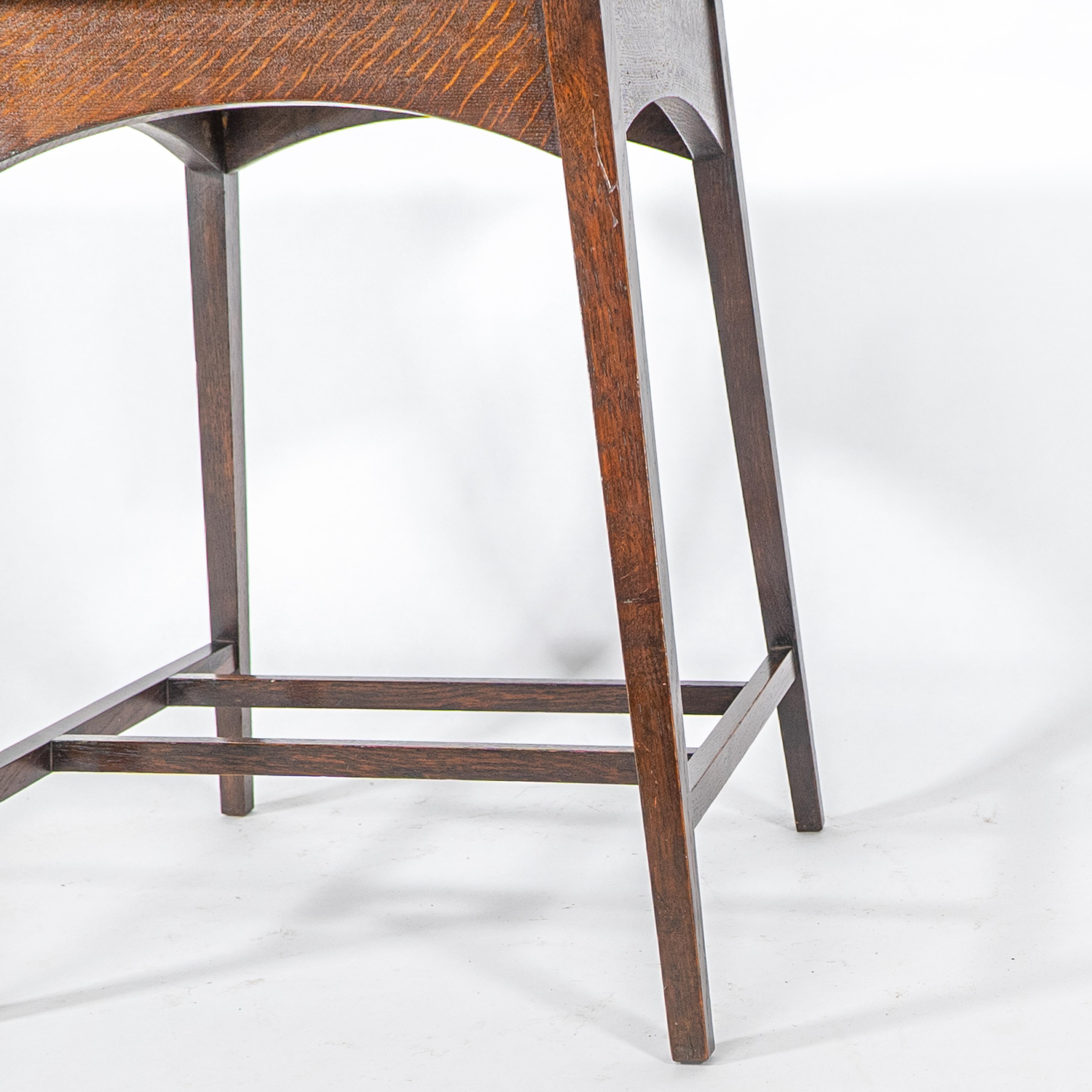 Liberty & Co attr. Una mesa auxiliar de roble Arts & Crafts de buena calidad y bien diseñada en venta 5