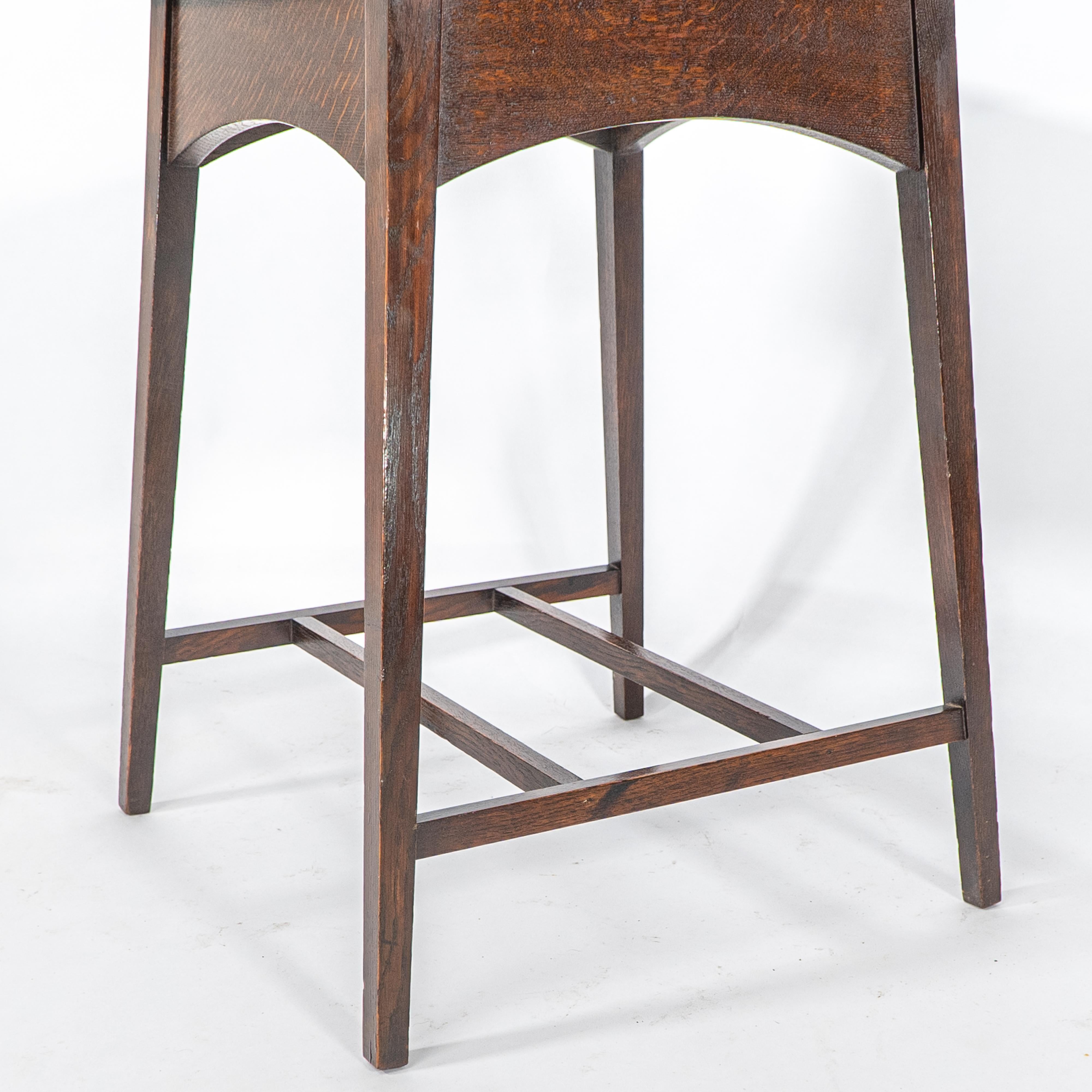 Liberty & Co attr. Una mesa auxiliar de roble Arts & Crafts de buena calidad y bien diseñada en venta 6
