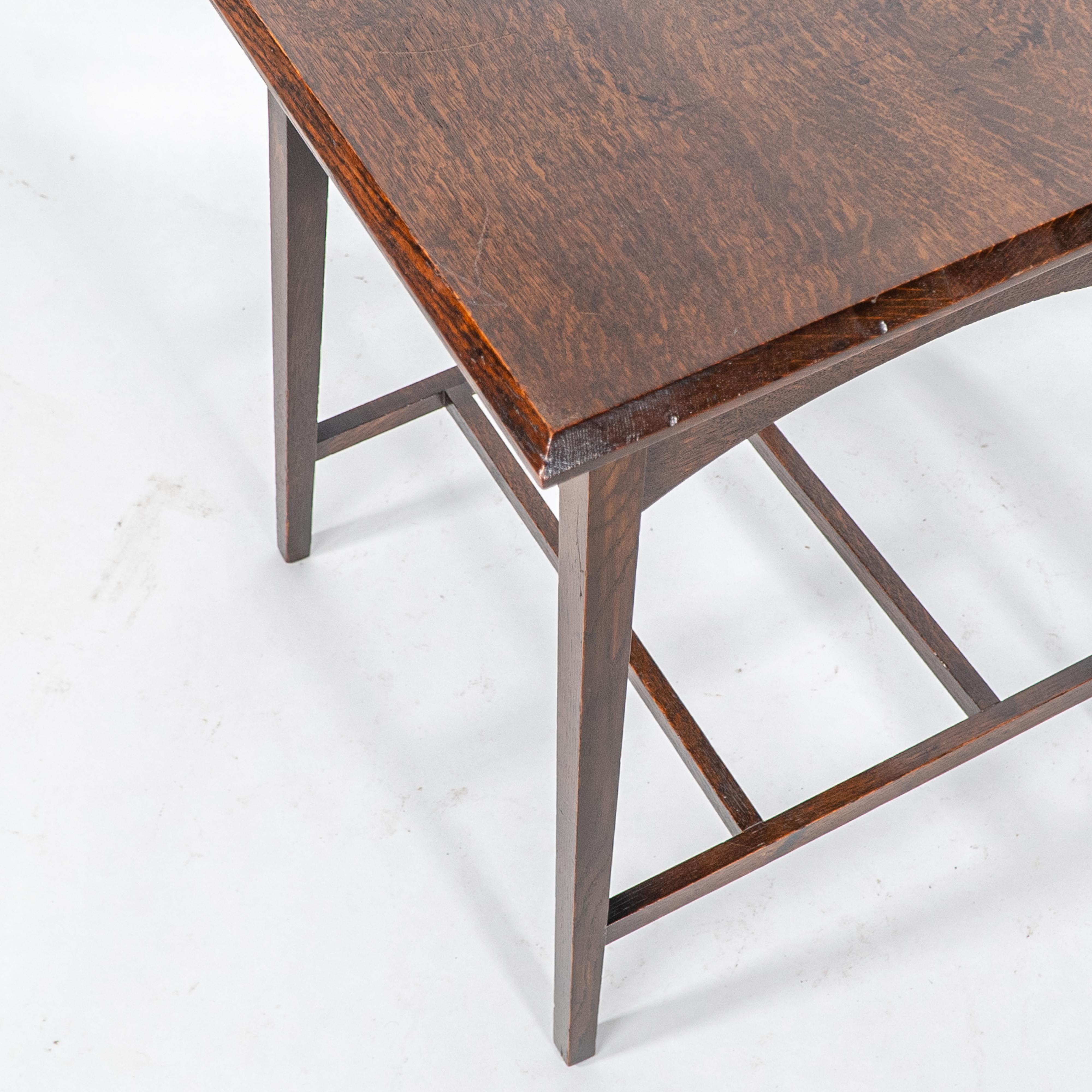 Liberty & Co attr. Una mesa auxiliar de roble Arts & Crafts de buena calidad y bien diseñada en venta 7