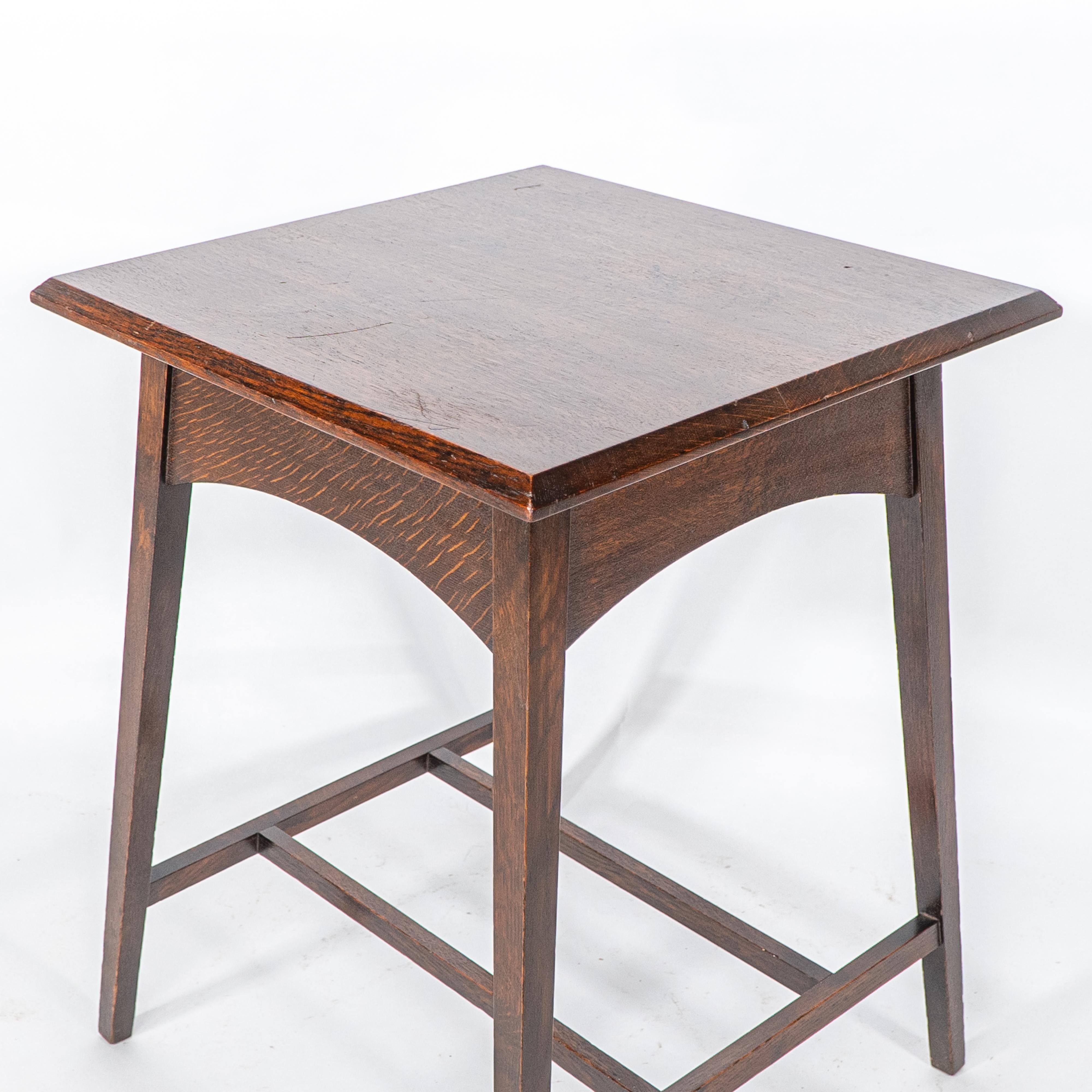 Liberty & Co attr. Una mesa auxiliar de roble Arts & Crafts de buena calidad y bien diseñada en venta 8