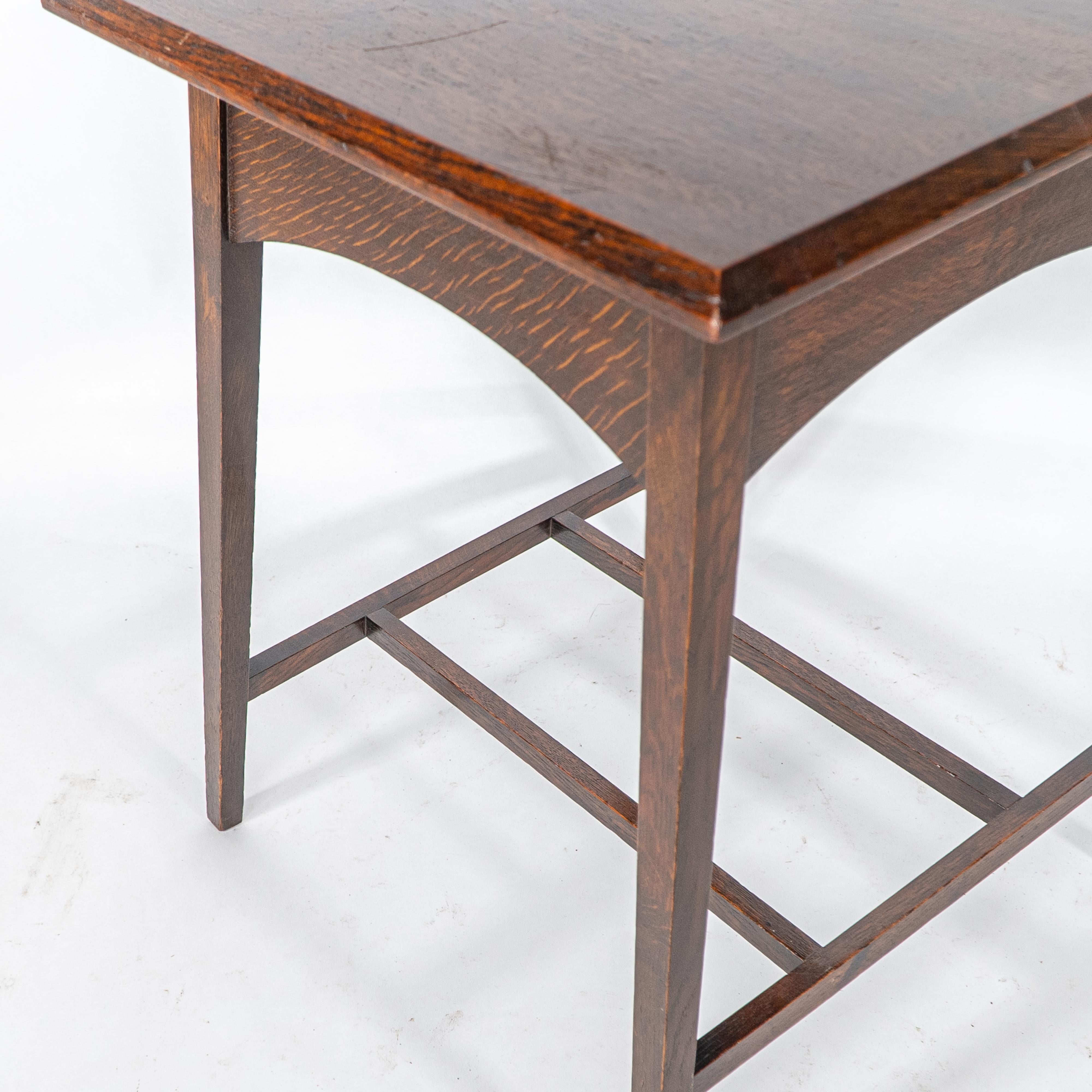 Liberty & Co attr. Una mesa auxiliar de roble Arts & Crafts de buena calidad y bien diseñada en venta 9