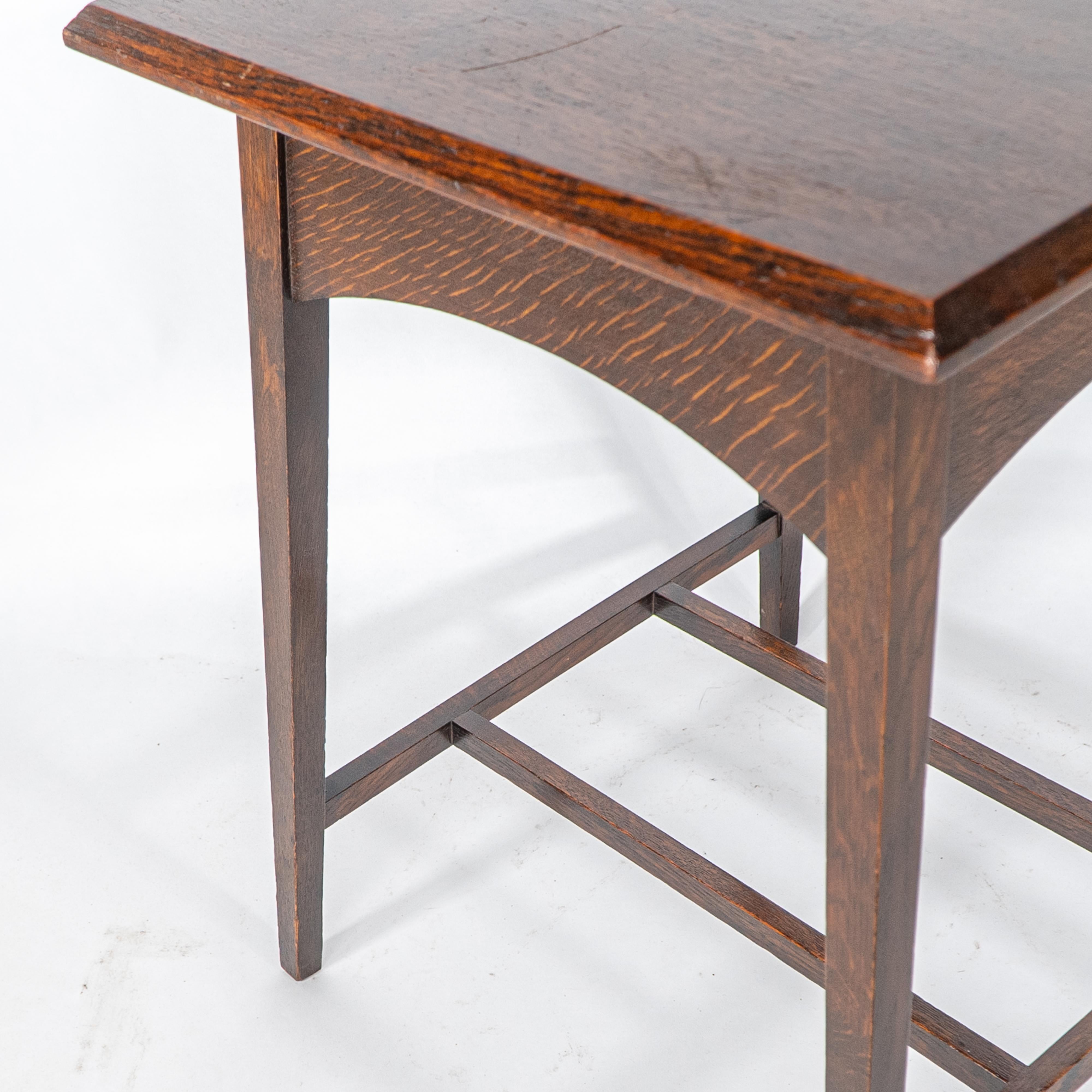Liberty & Co attr. Una mesa auxiliar de roble Arts & Crafts de buena calidad y bien diseñada en venta 10
