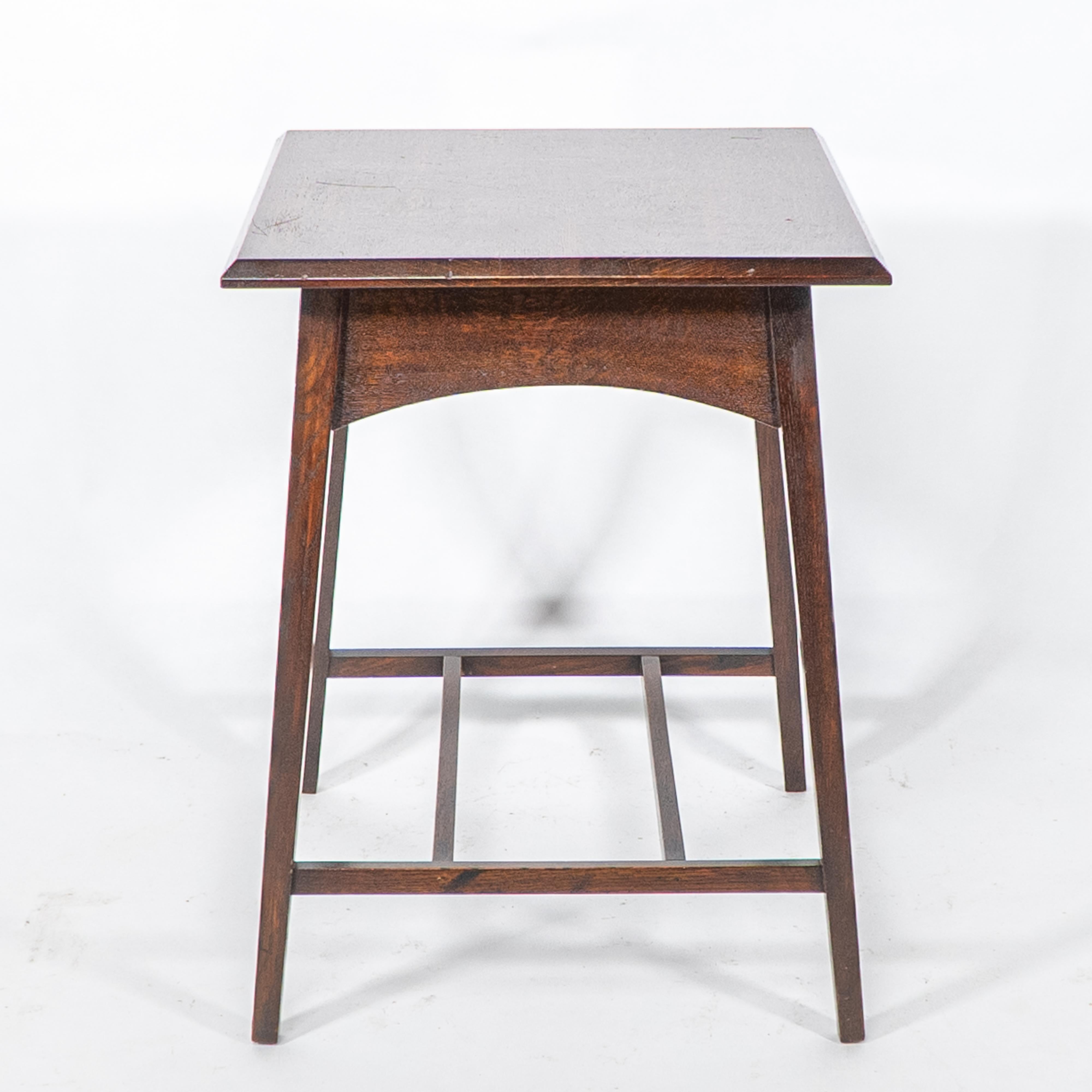 Liberty & Co attr. Una mesa auxiliar de roble Arts & Crafts de buena calidad y bien diseñada Inglés en venta