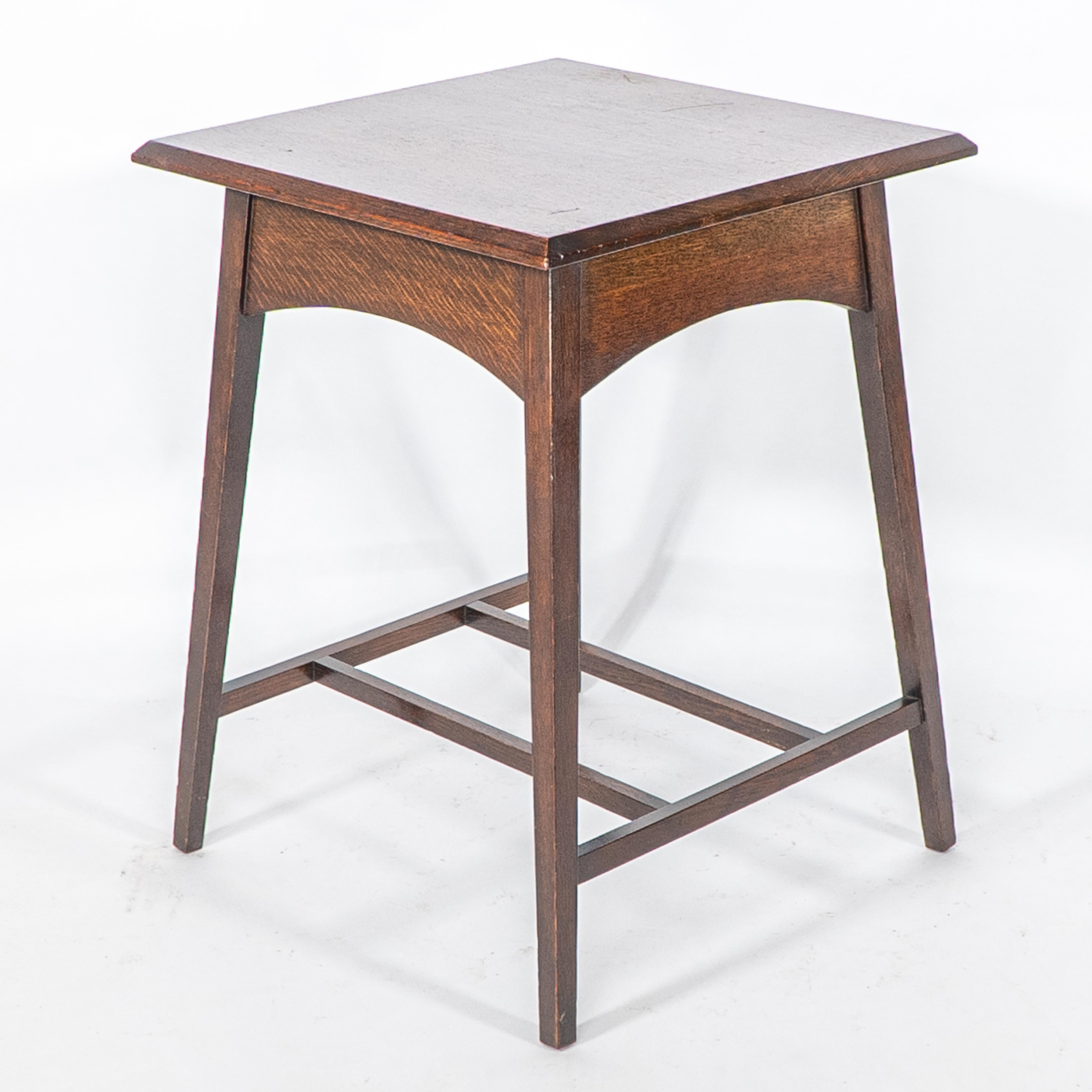 Liberty & Co attr. Una mesa auxiliar de roble Arts & Crafts de buena calidad y bien diseñada en Bueno estado para la venta en London, GB
