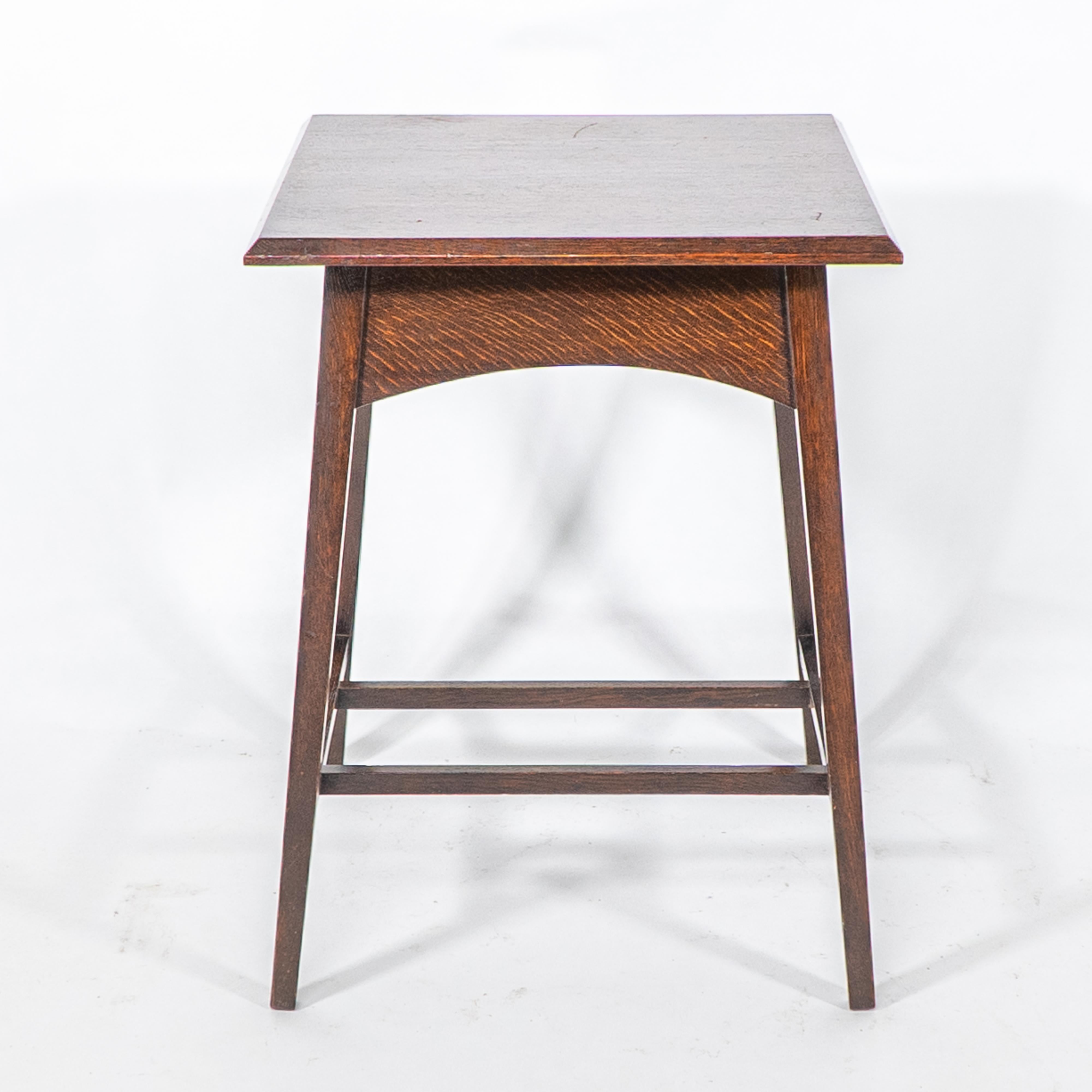 Liberty & Co attr. Una mesa auxiliar de roble Arts & Crafts de buena calidad y bien diseñada principios del siglo XX en venta