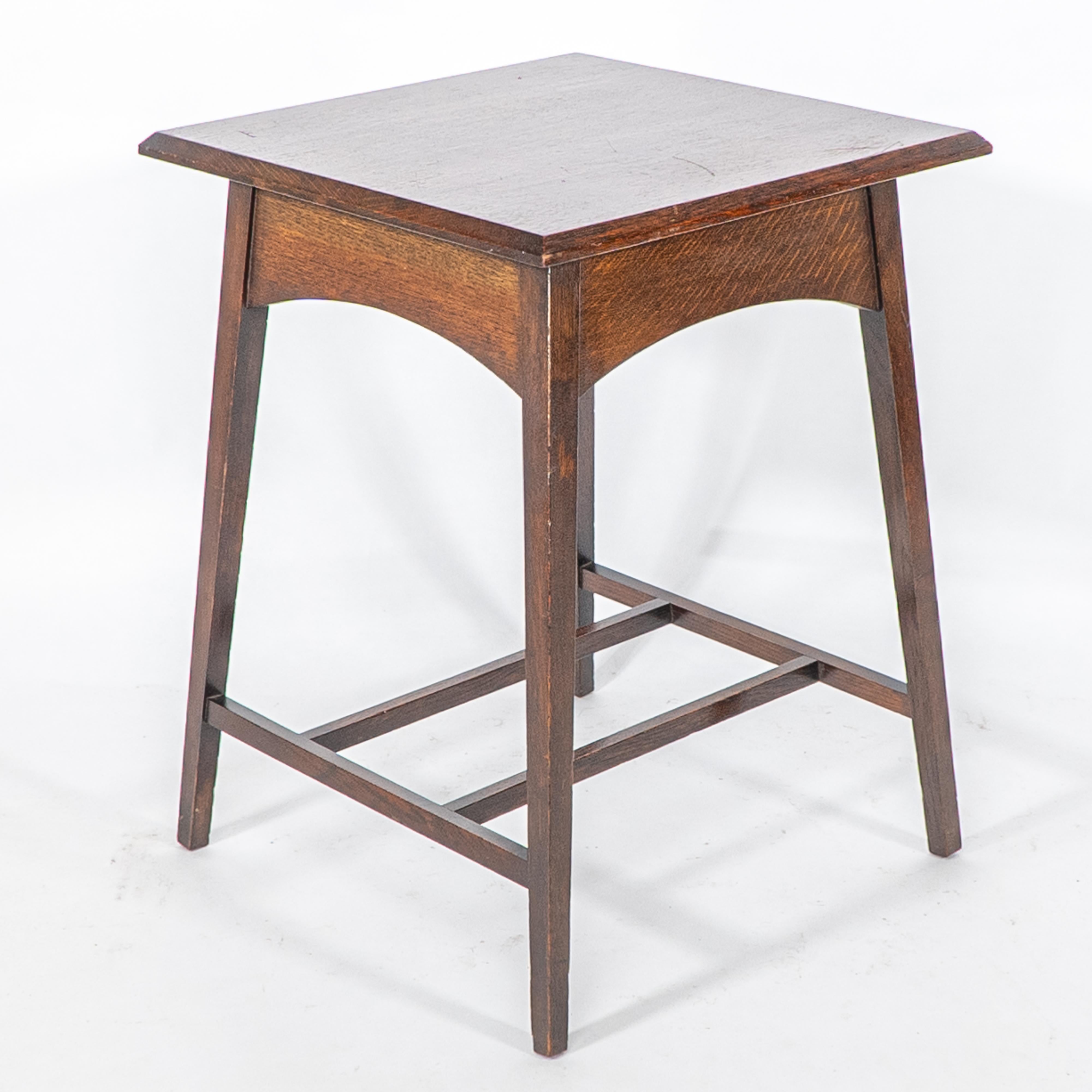 Liberty & Co attr. Una mesa auxiliar de roble Arts & Crafts de buena calidad y bien diseñada Roble en venta