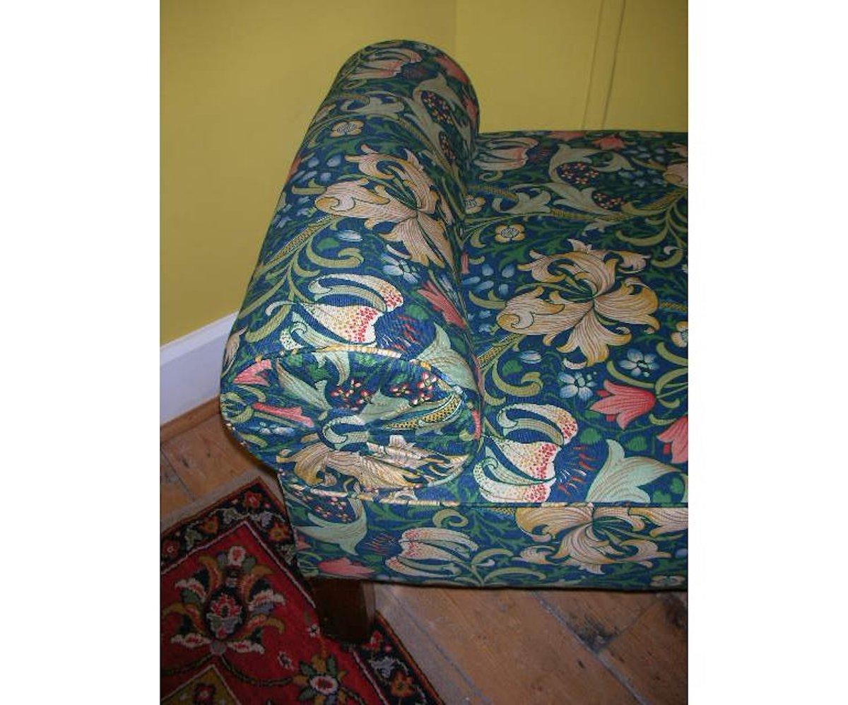 English Liberty & Co. Attr. An Arts & Crafts Oak Chaise or Day Bed in Morris & Co Fabric For Sale