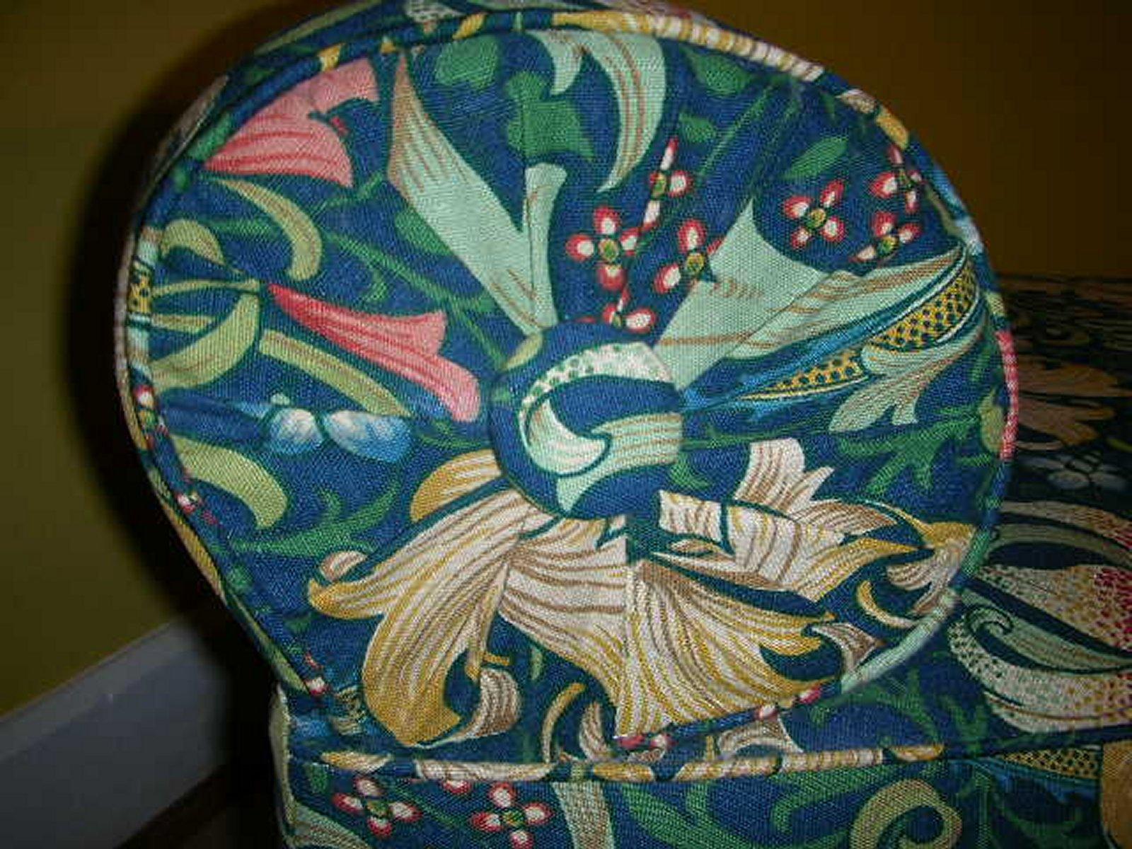 Arts and Crafts Liberty & Co. Attr. An Arts & Crafts Oak Chaise or Day Bed in Morris & Co Fabric For Sale
