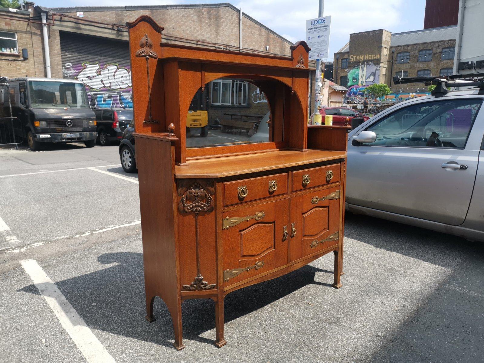 Liberty & Co. Attr. Ein englisches Arts and Crafts-Sideboard aus Eichenholz mit geschnitzter Dekoration (Abgeschrägt) im Angebot