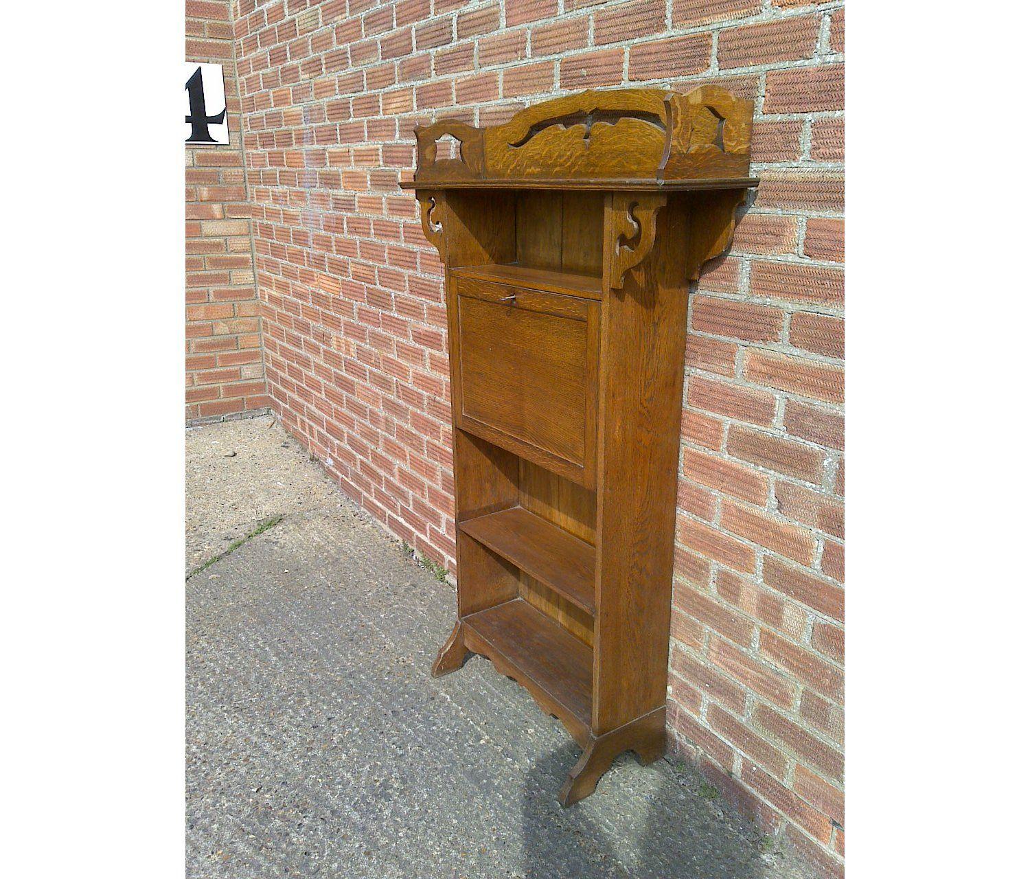 Liberty & Co attr. Arts & Crafts golden oak bookcase & matching bureau bookcase In Good Condition In London, GB