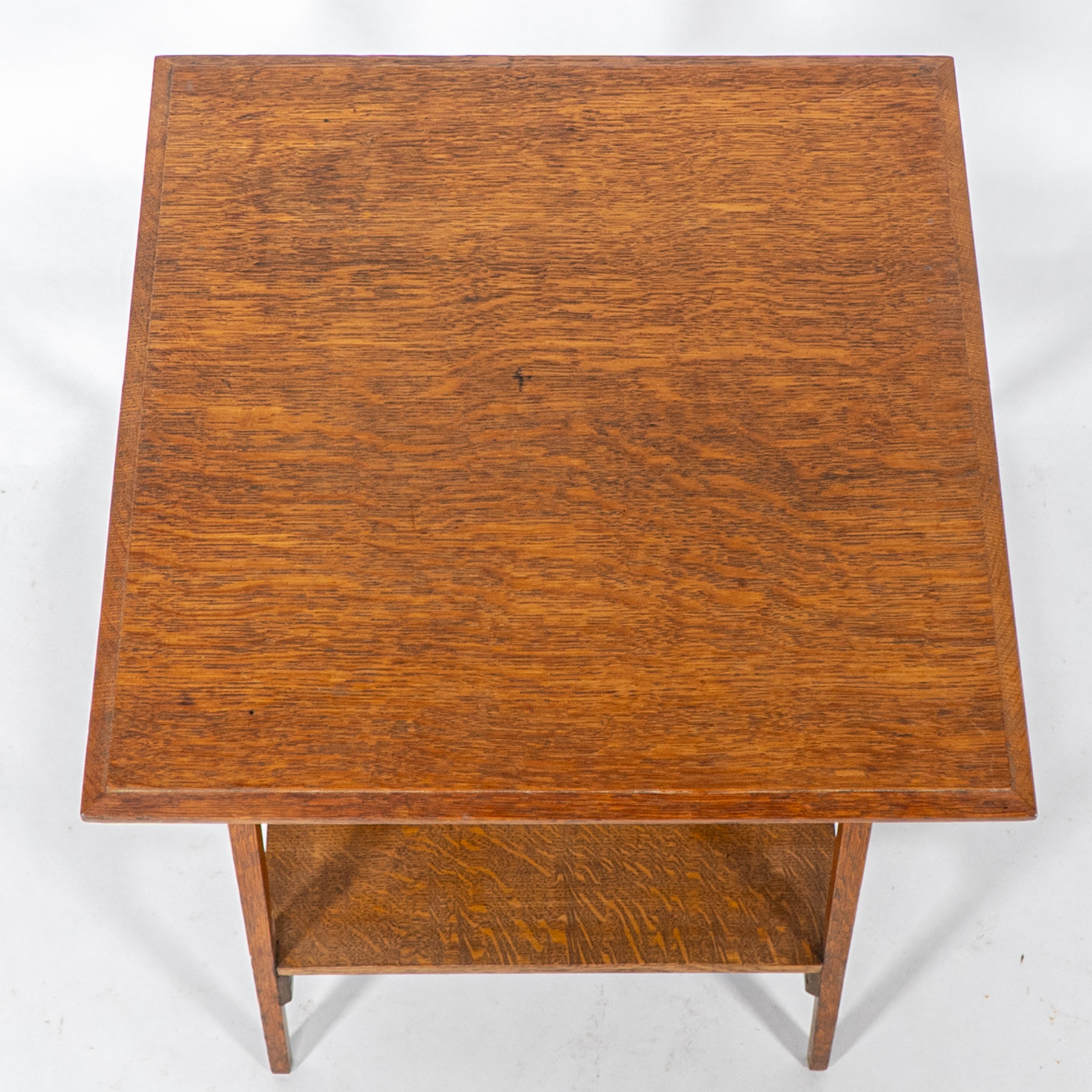 Liberty & Co attr. Table d'appoint à trois niveaux en Oak Craft avec supports d'angle en vente 3