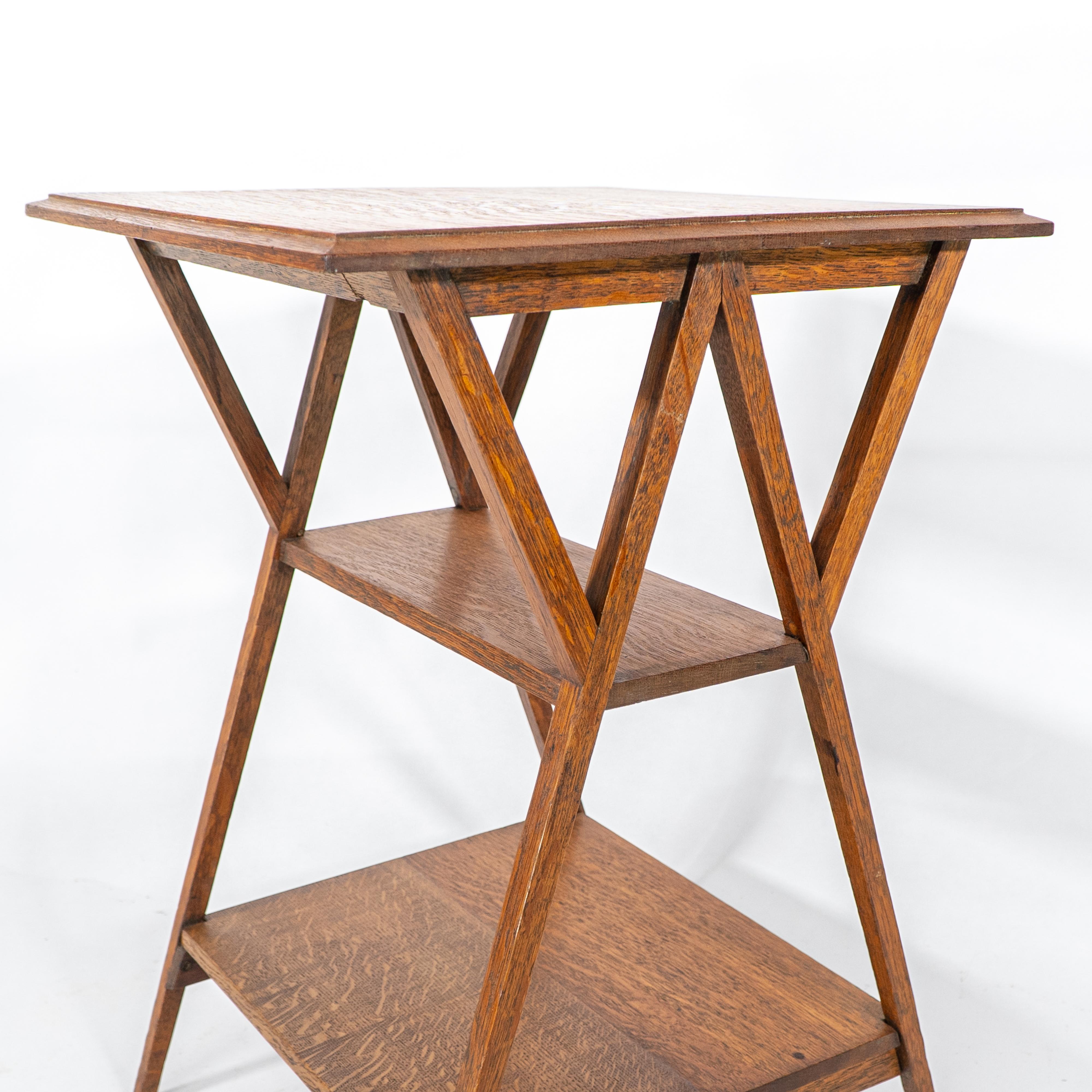 Liberty & Co attr. Table d'appoint à trois niveaux en Oak Craft avec supports d'angle en vente 4