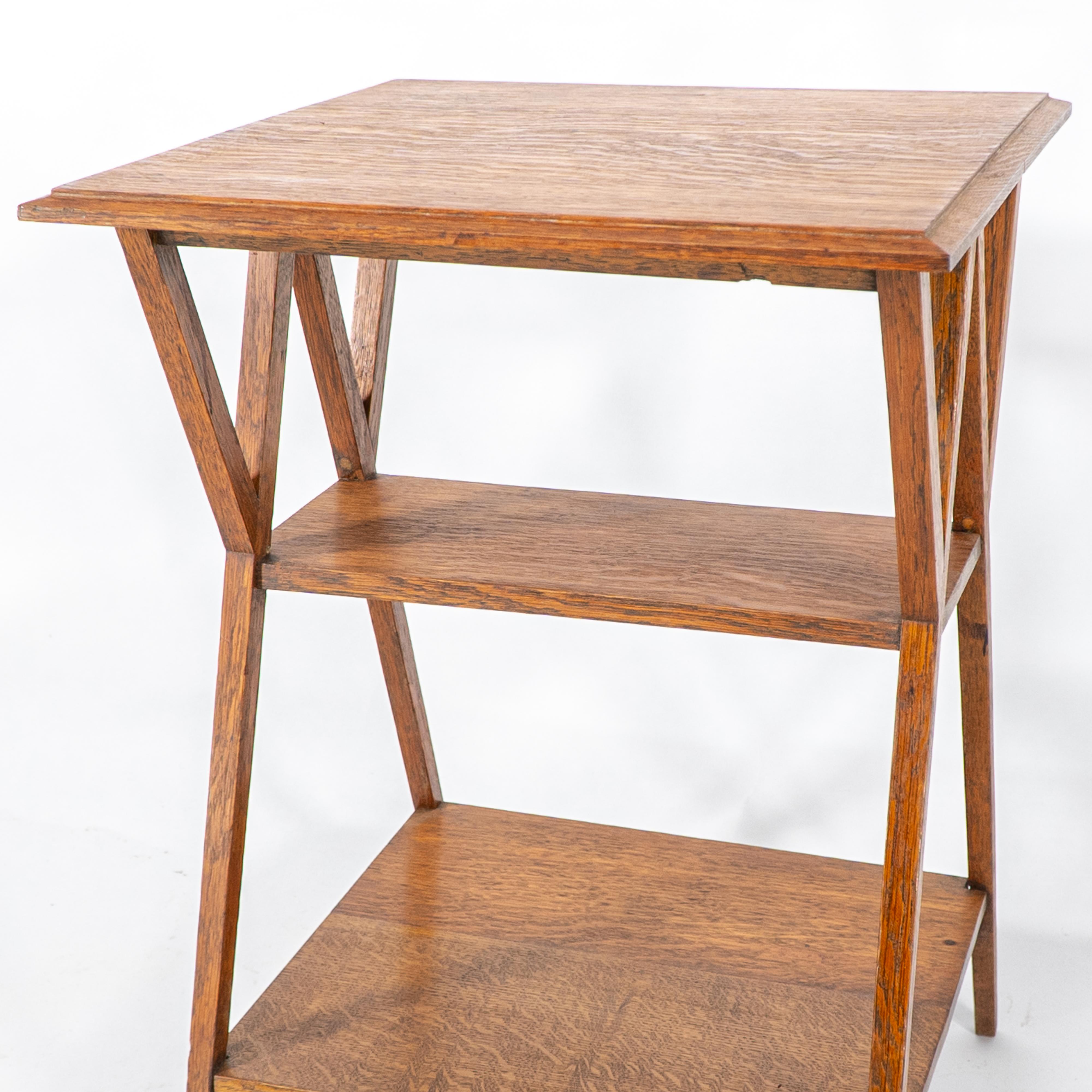 Liberty & Co attr. Table d'appoint à trois niveaux en Oak Craft avec supports d'angle en vente 5