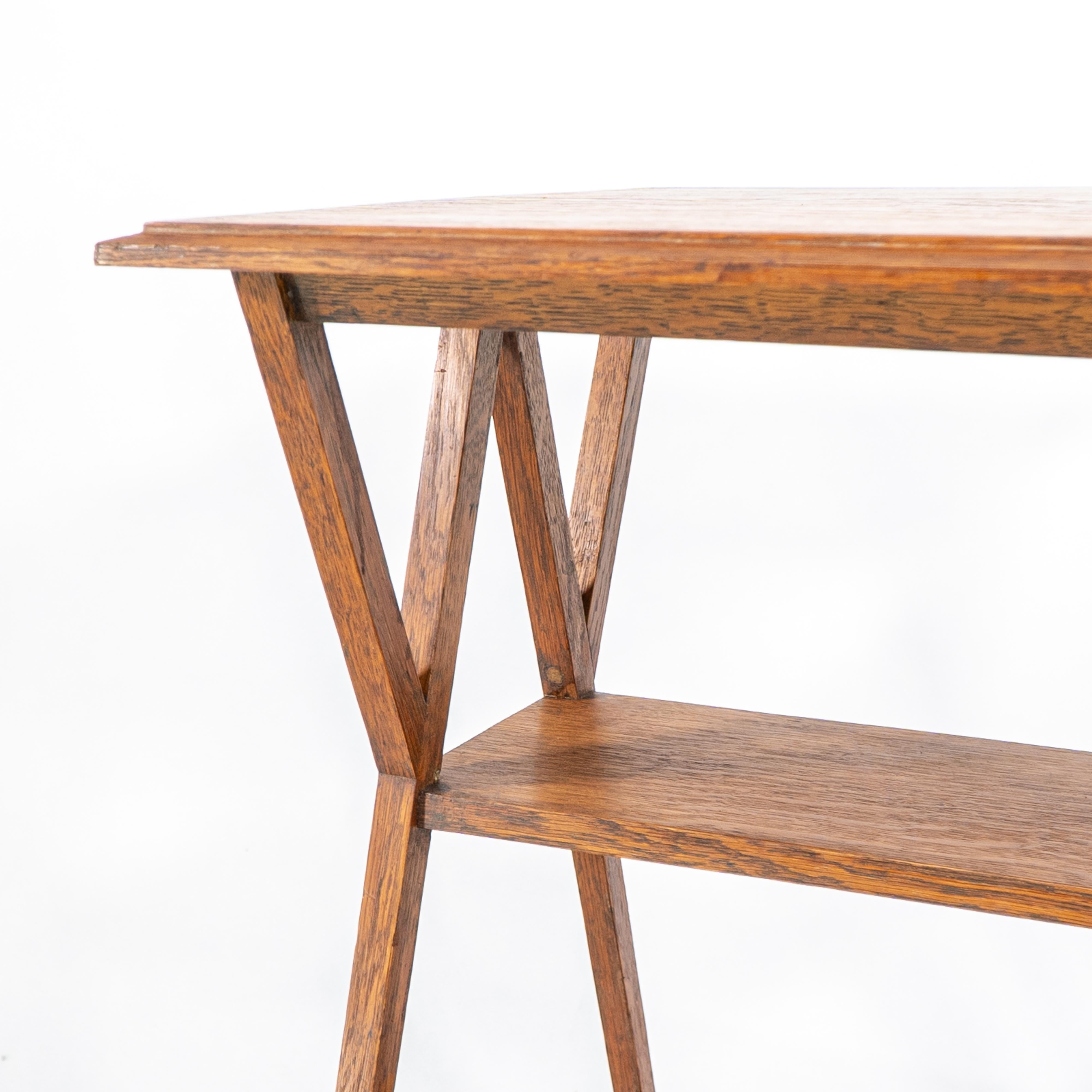Liberty & Co attr. Table d'appoint à trois niveaux en Oak Craft avec supports d'angle en vente 6