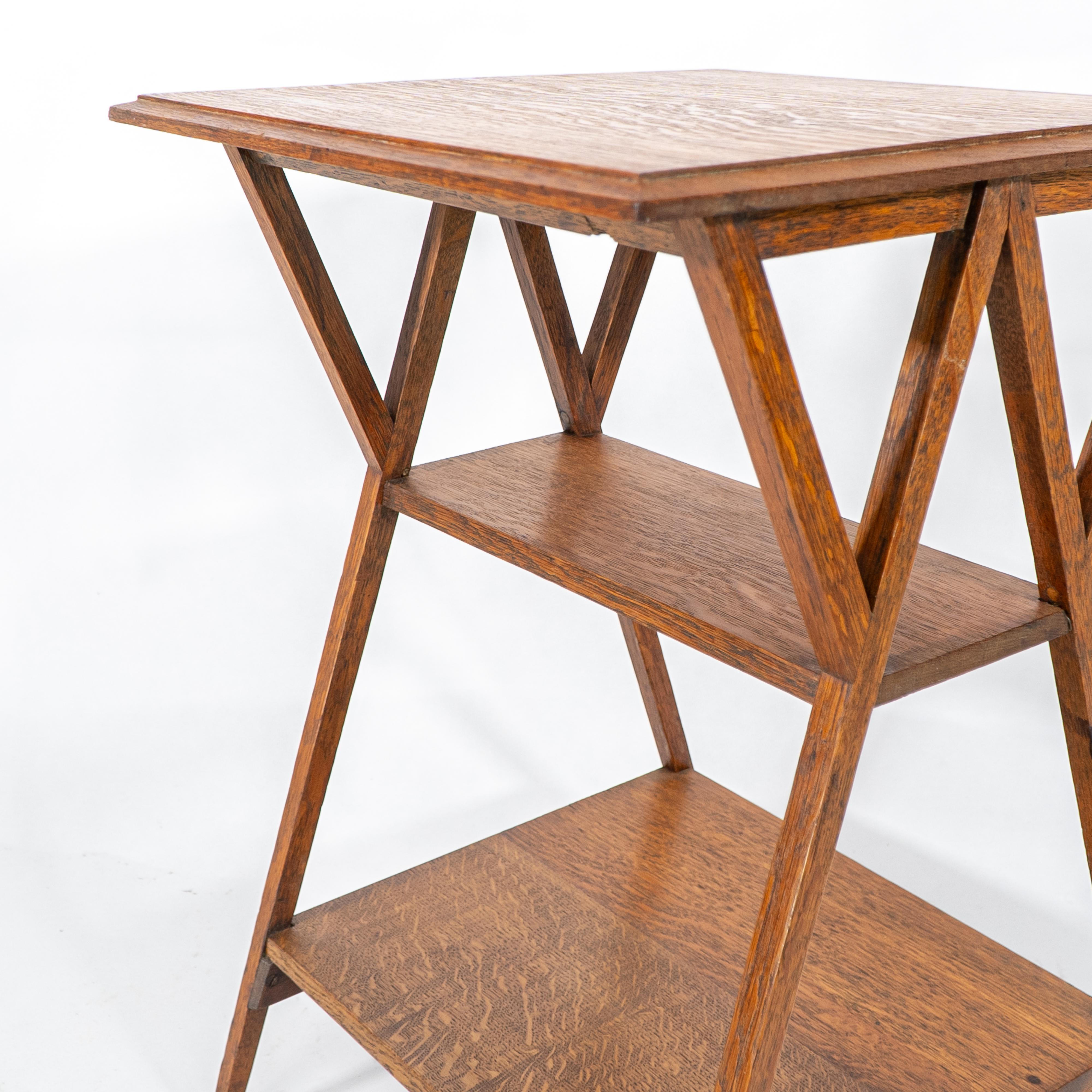 Liberty & Co attr. Table d'appoint à trois niveaux en Oak Craft avec supports d'angle en vente 7