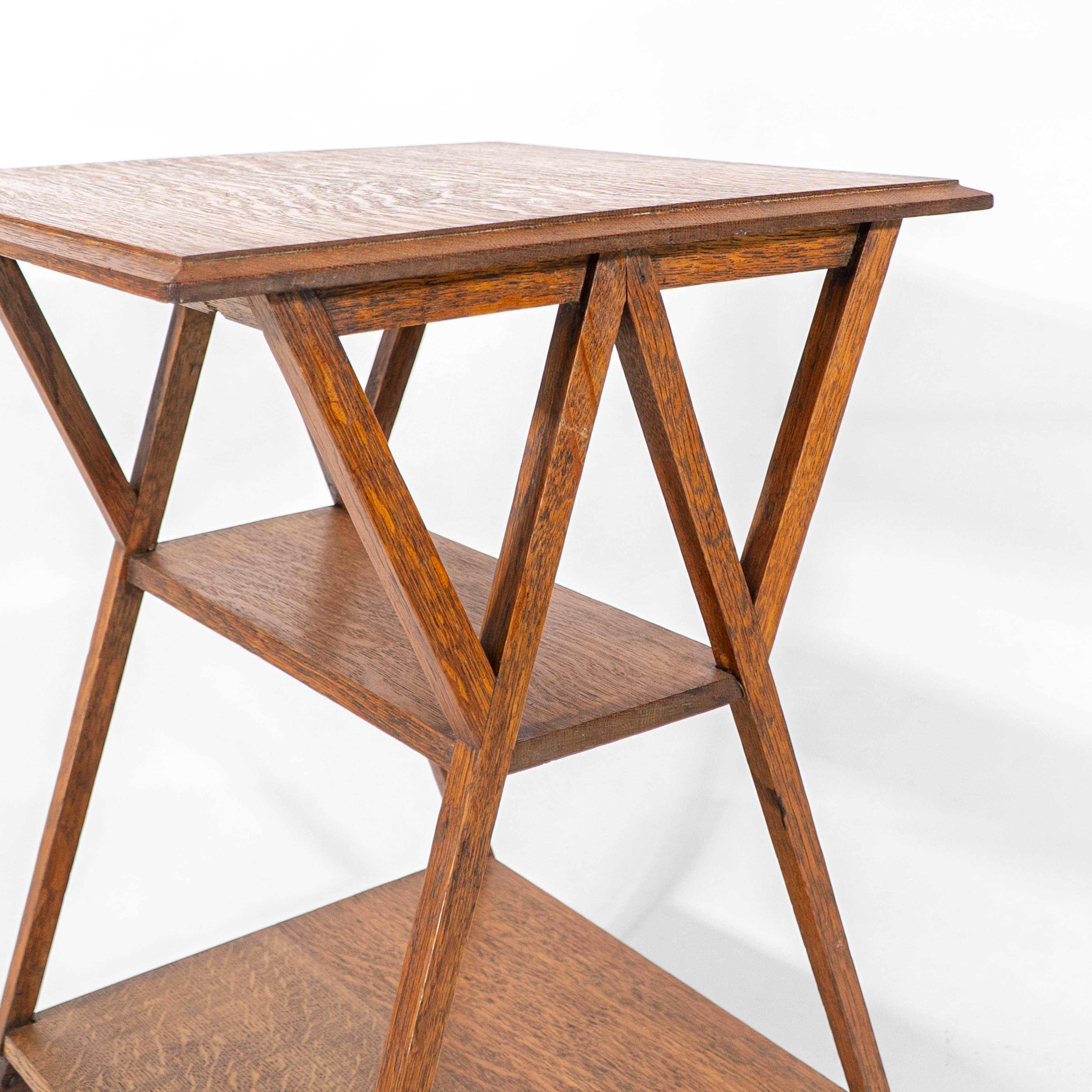 Liberty & Co attr. Table d'appoint à trois niveaux en Oak Craft avec supports d'angle en vente 8
