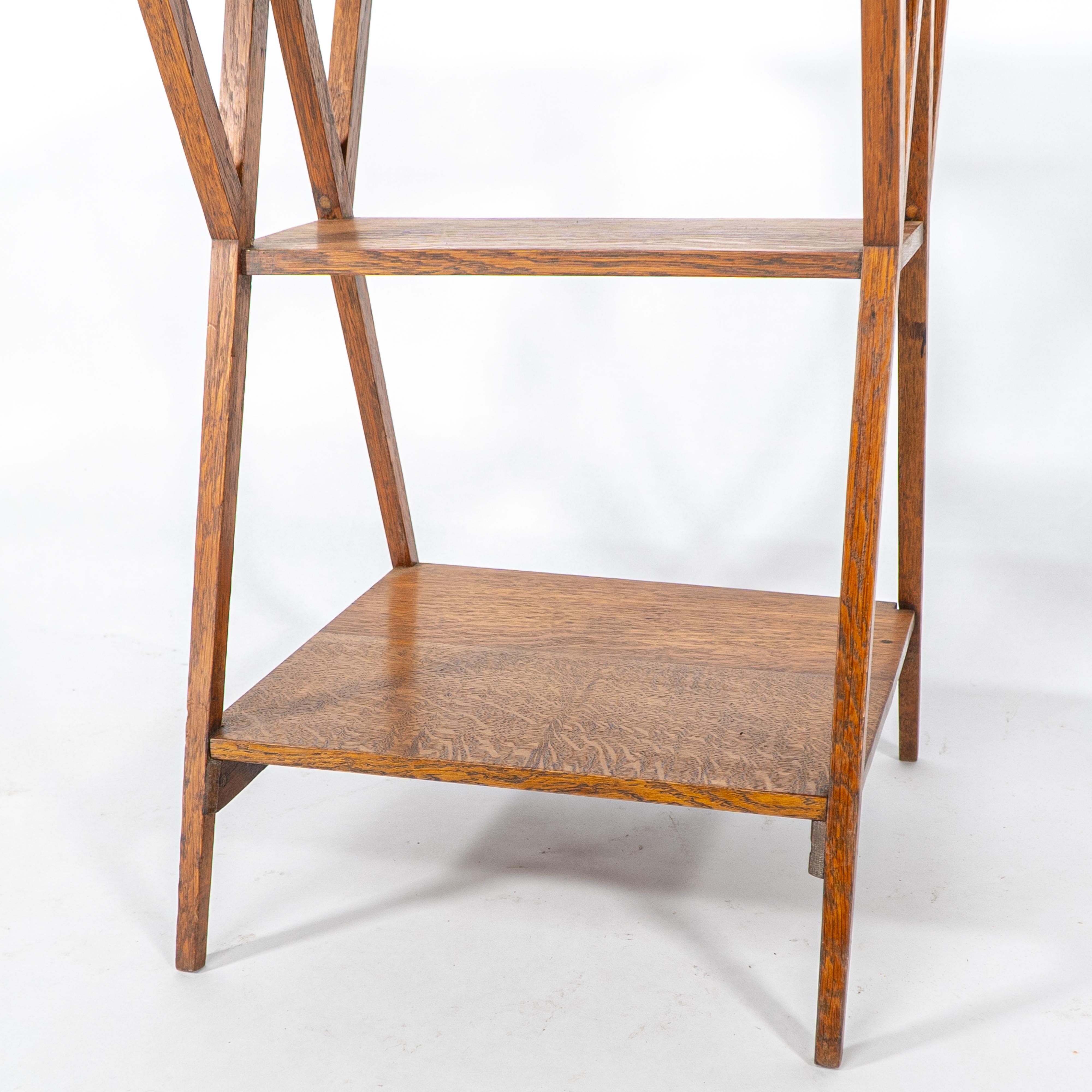 Liberty & Co attr. Table d'appoint à trois niveaux en Oak Craft avec supports d'angle en vente 9
