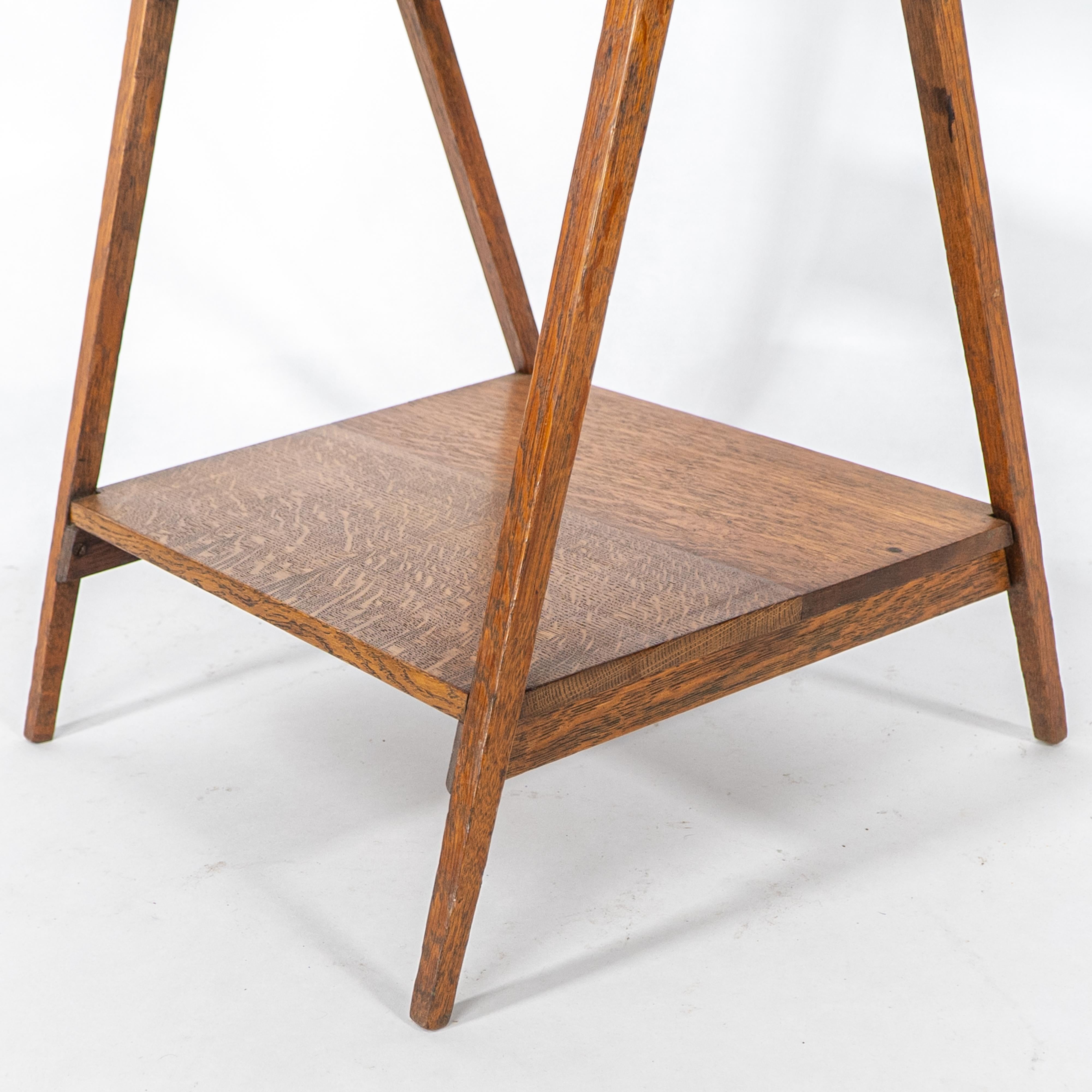 Liberty & Co attr. Table d'appoint à trois niveaux en Oak Craft avec supports d'angle en vente 11