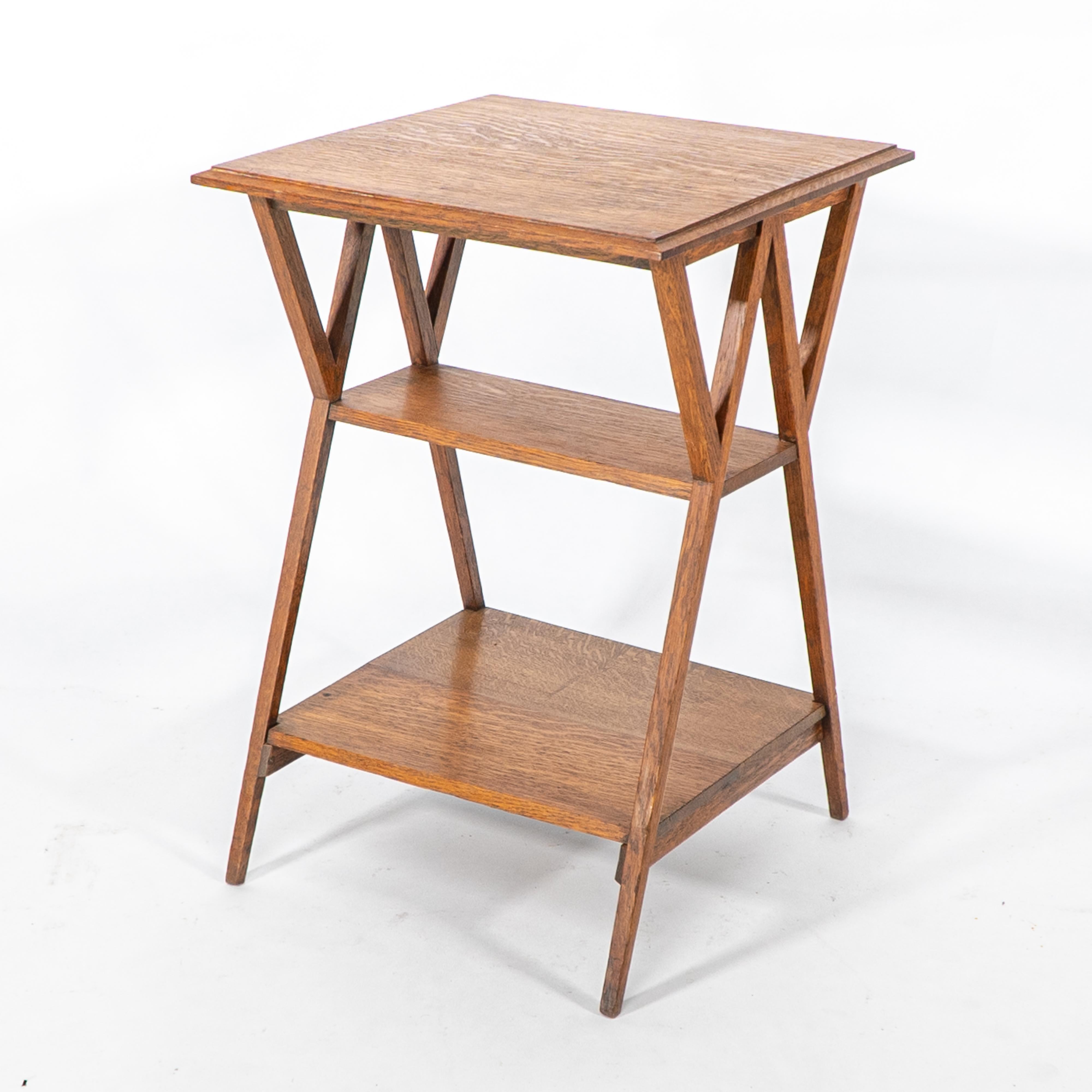 Arts and Crafts Liberty & Co attr. Table d'appoint à trois niveaux en Oak Craft avec supports d'angle en vente