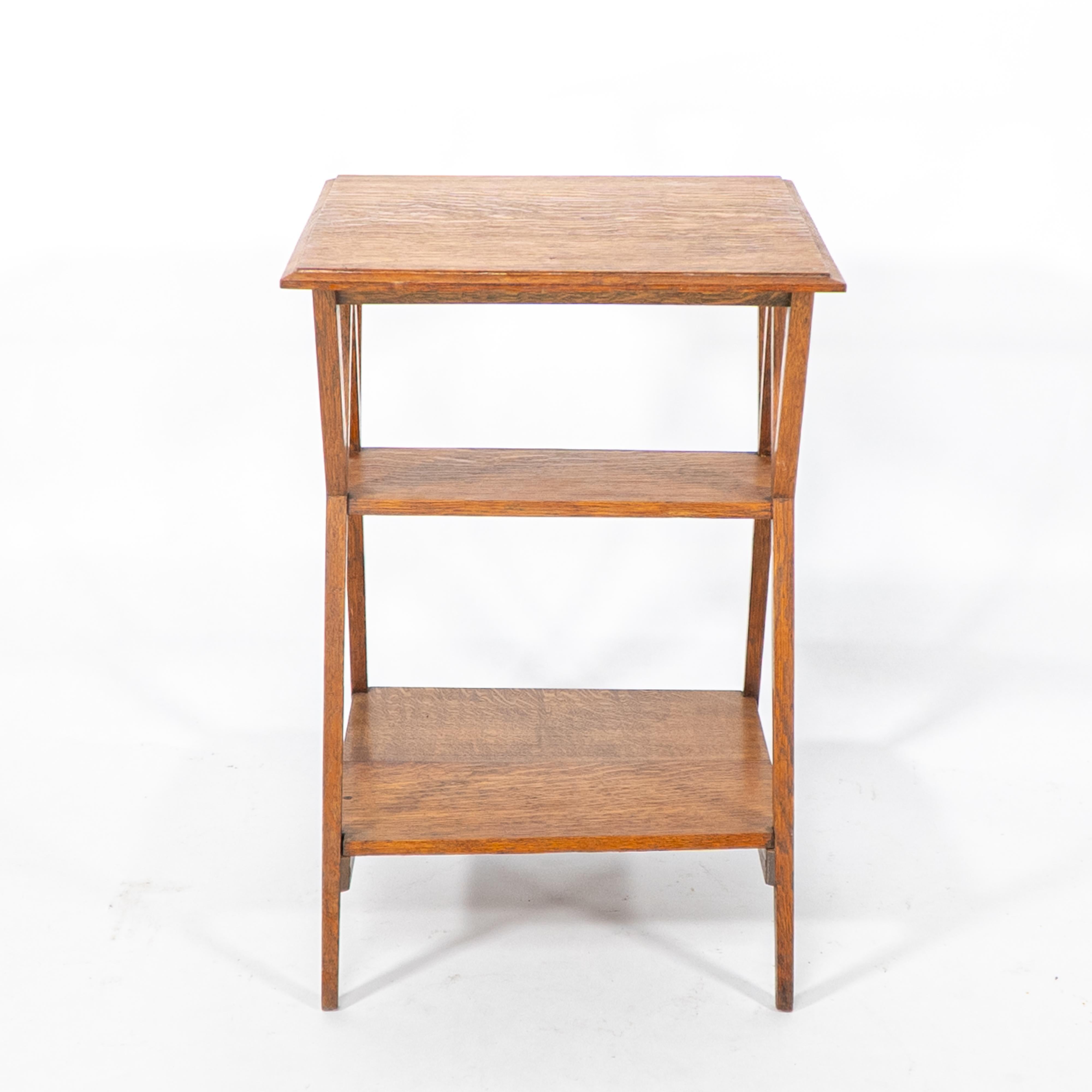 Liberty & Co attr. Table d'appoint à trois niveaux en Oak Craft avec supports d'angle Bon état - En vente à London, GB