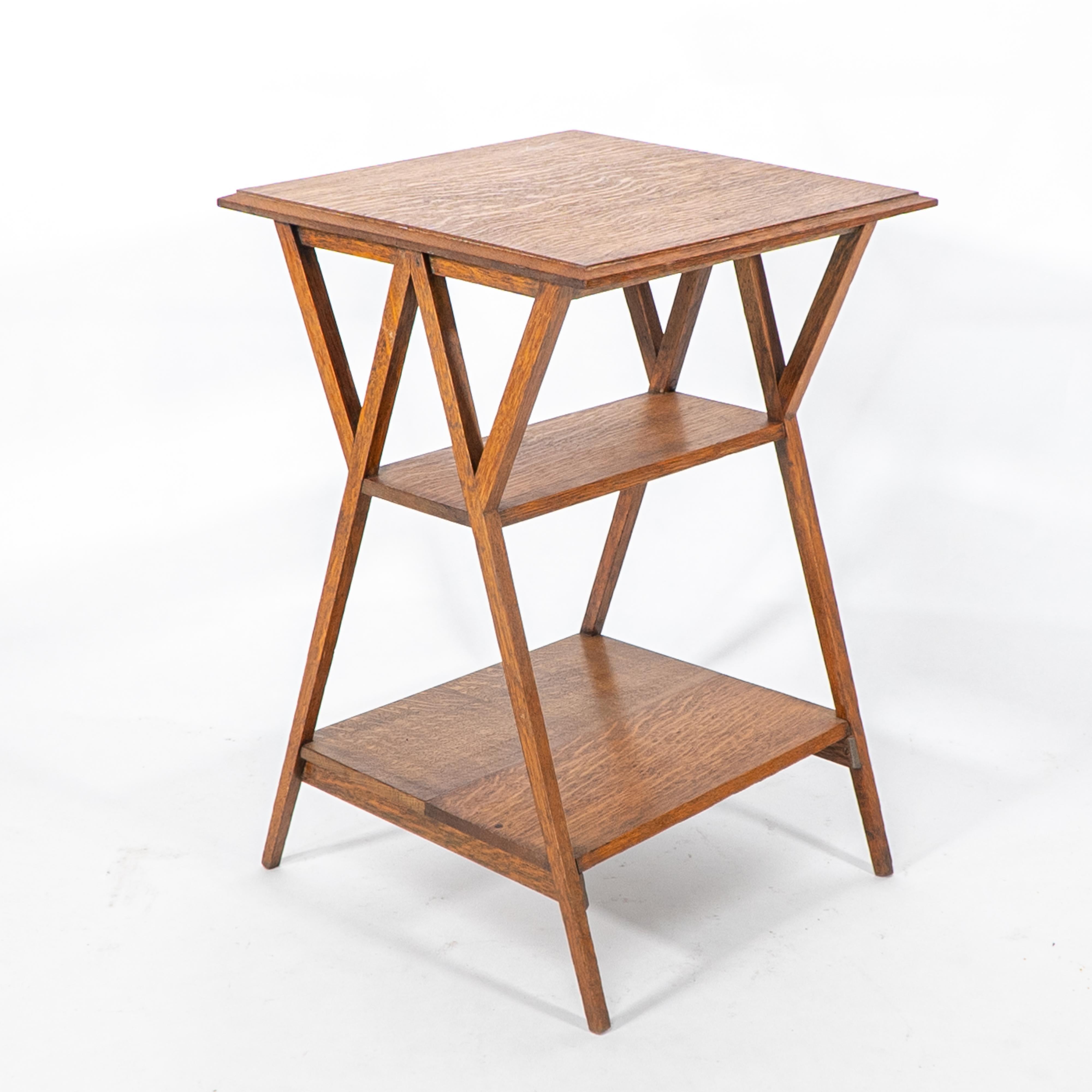 Début du 20ème siècle Liberty & Co attr. Table d'appoint à trois niveaux en Oak Craft avec supports d'angle en vente