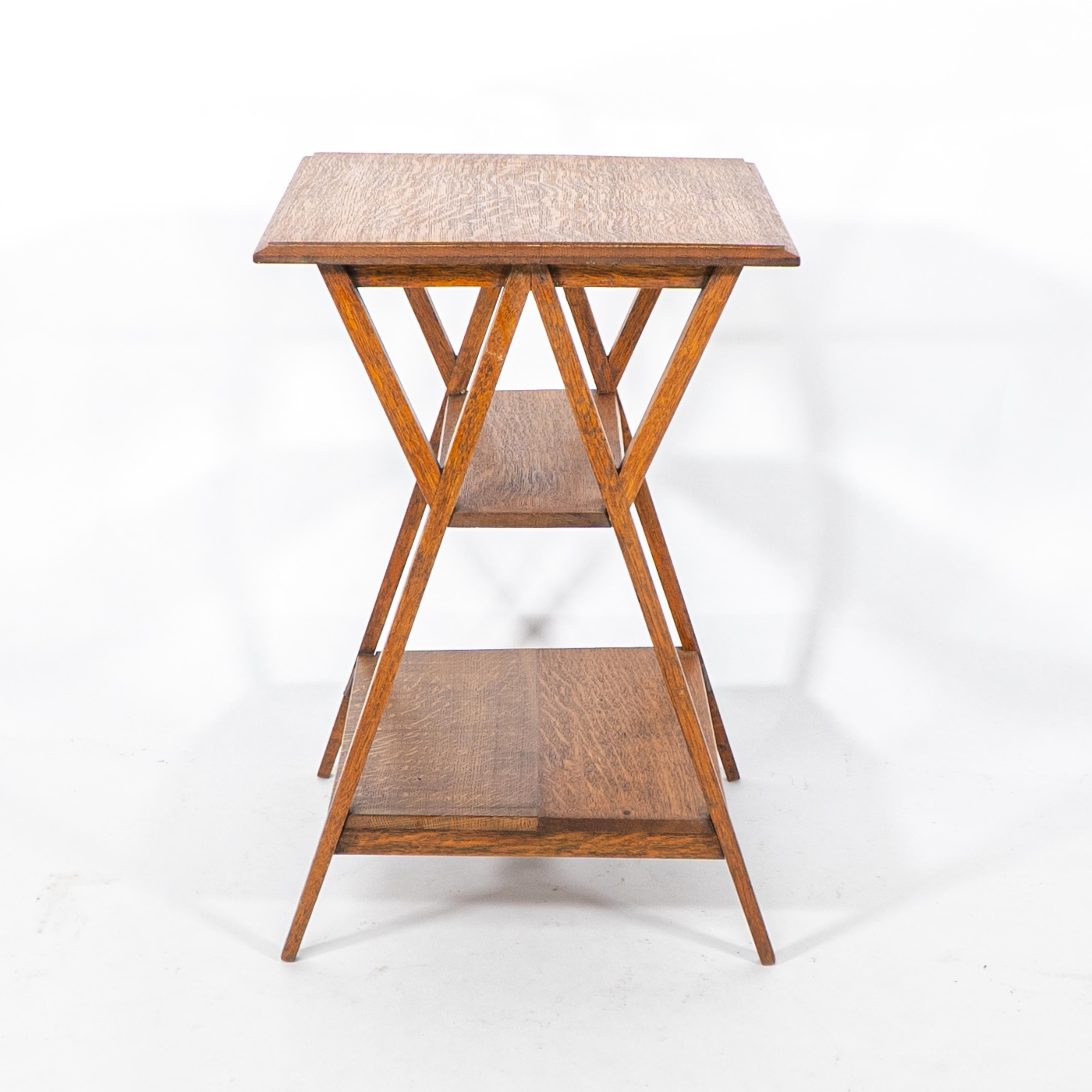 Chêne Liberty & Co attr. Table d'appoint à trois niveaux en Oak Craft avec supports d'angle en vente