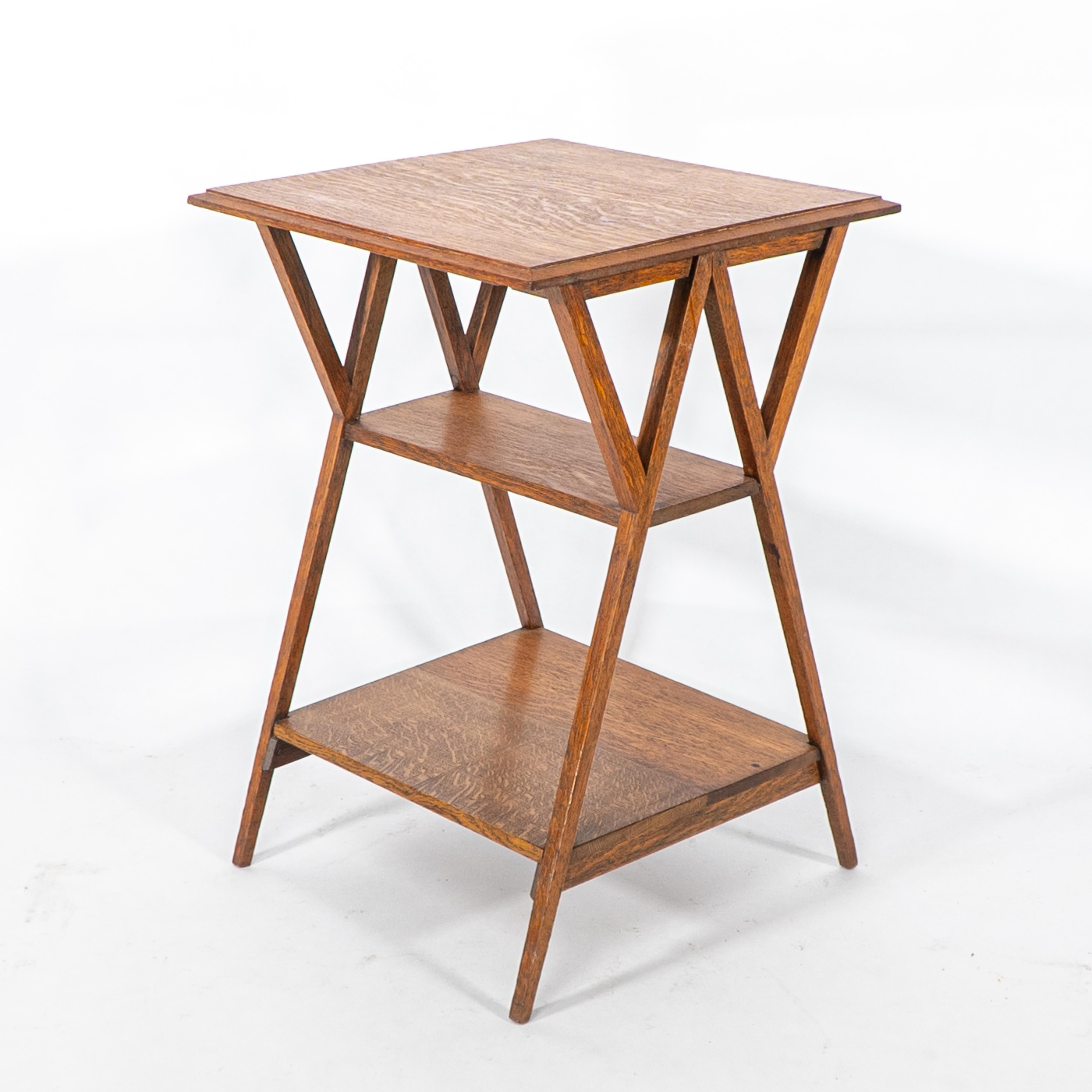 Liberty & Co attr. Table d'appoint à trois niveaux en Oak Craft avec supports d'angle en vente 1