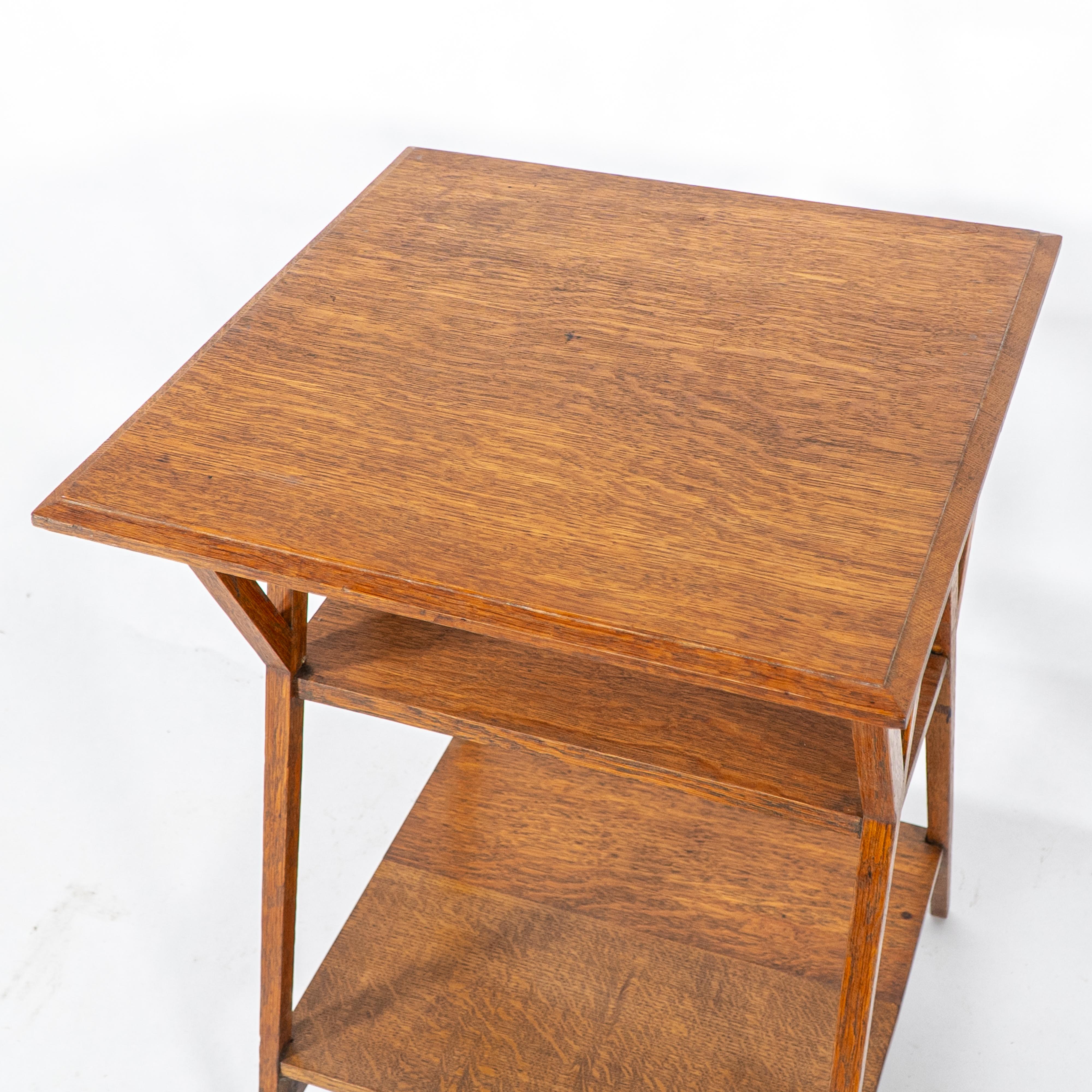 Liberty & Co attr. Table d'appoint à trois niveaux en Oak Craft avec supports d'angle en vente 2